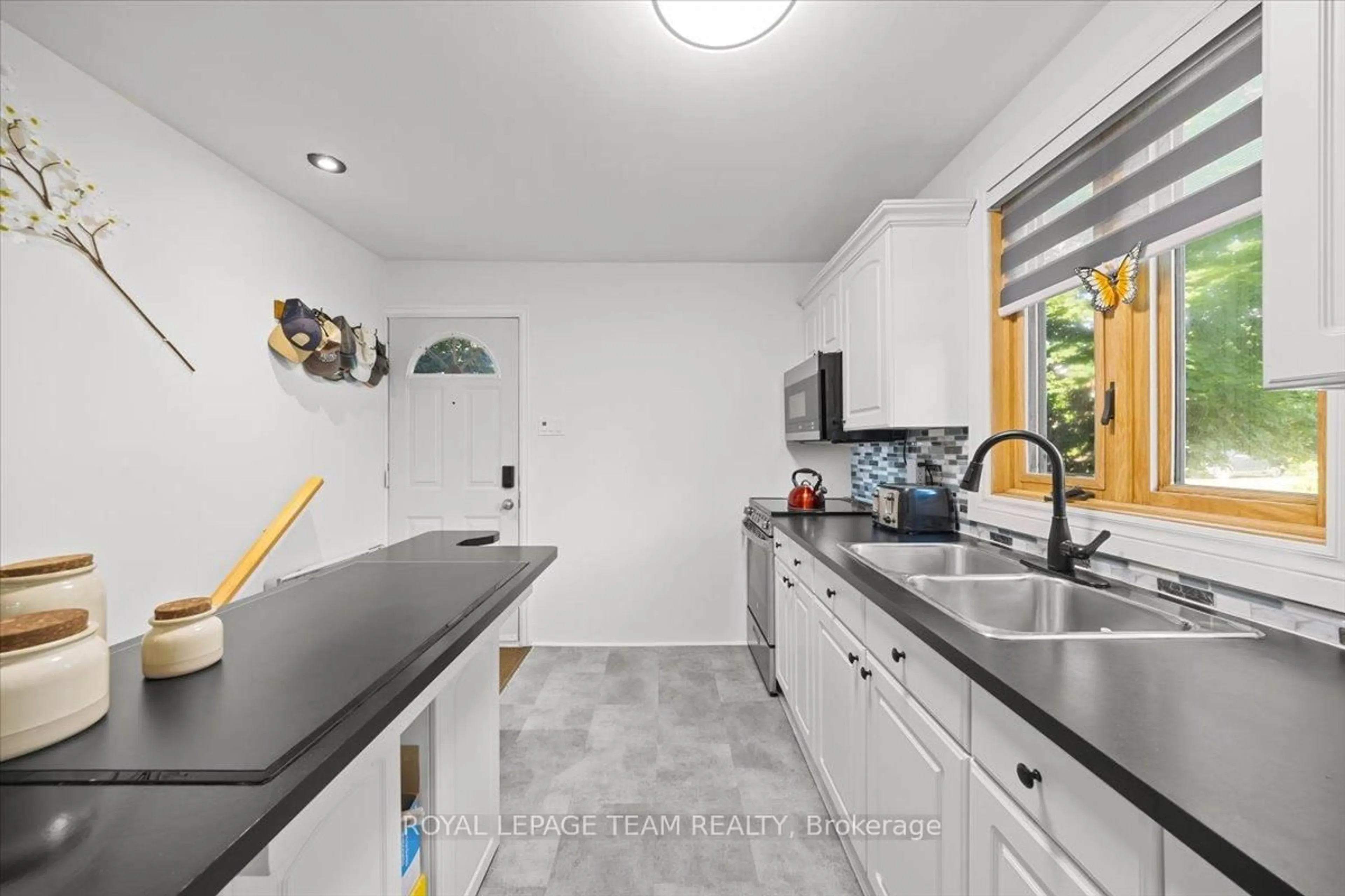 Standard kitchen, ceramic/tile floor for 331 Beechgrove Ave, Ottawa Ontario K1Z 6R4