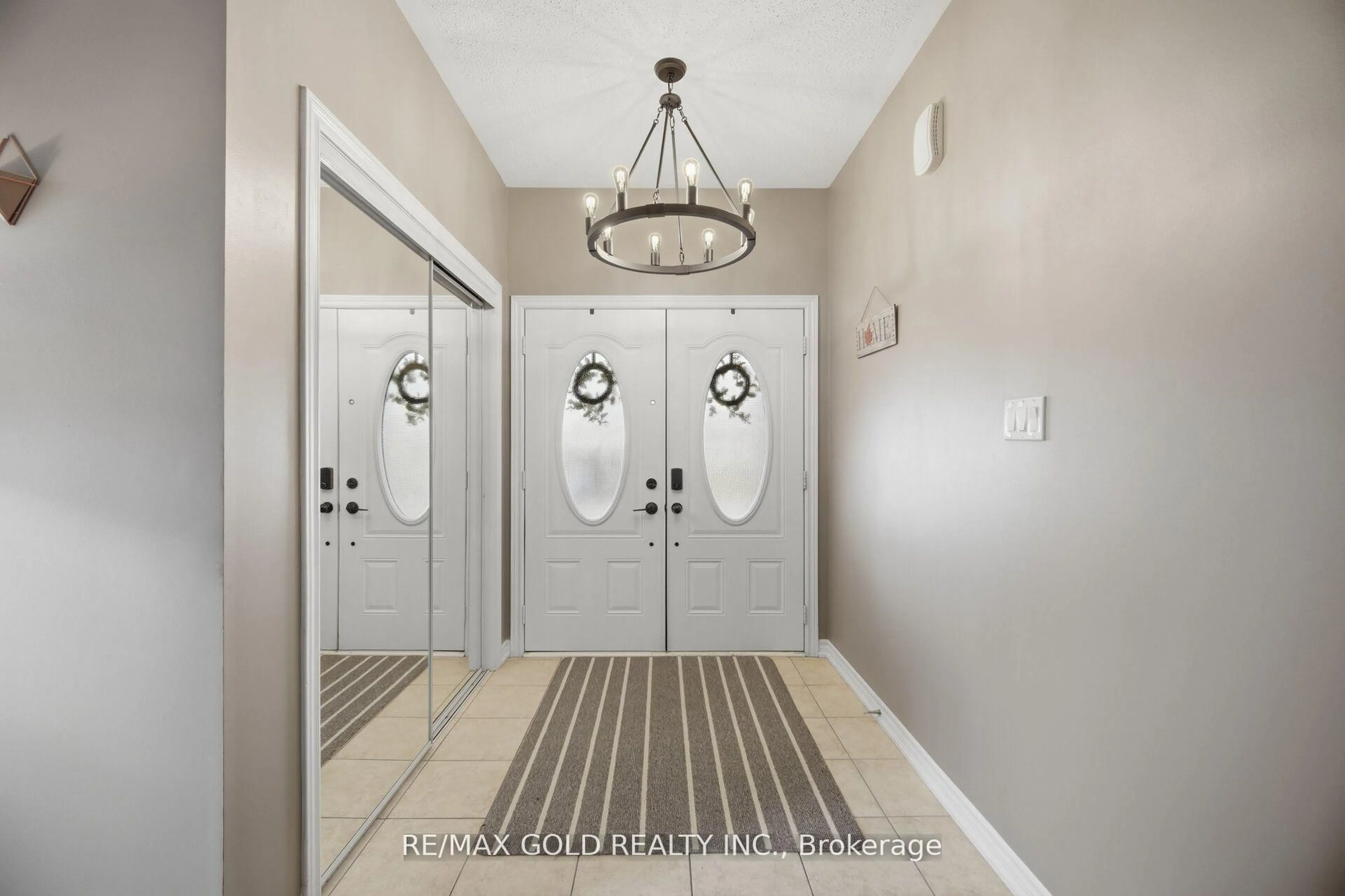 Indoor entryway for 330 Wallace St, Shelburne Ontario L9V 2S2