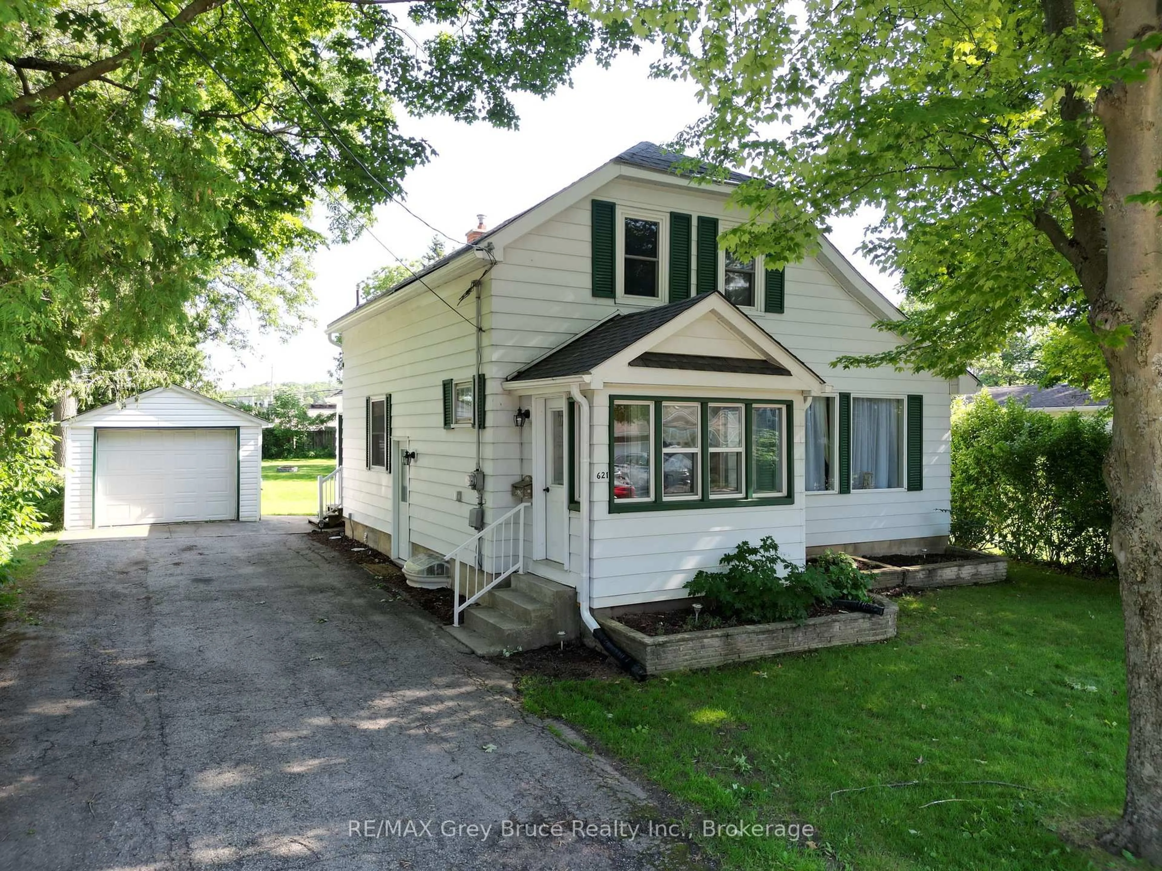 Home with vinyl exterior material, street for 621 11th St, Owen Sound Ontario N4K 3T2