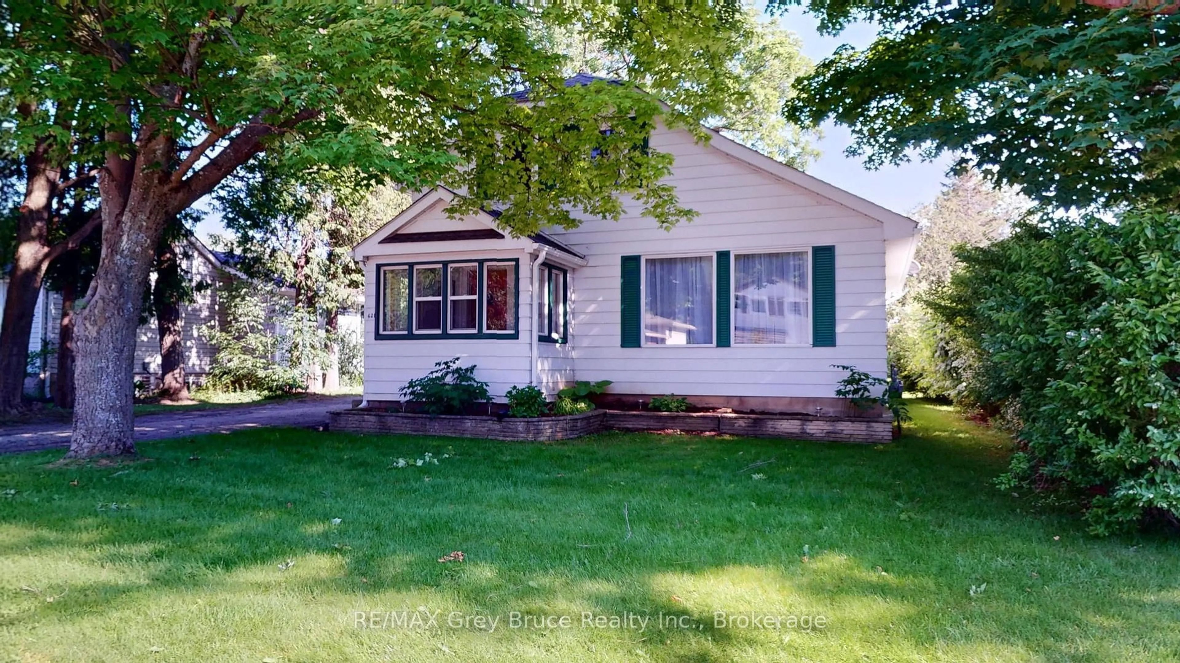 Home with vinyl exterior material, street for 621 11th St, Owen Sound Ontario N4K 3T2