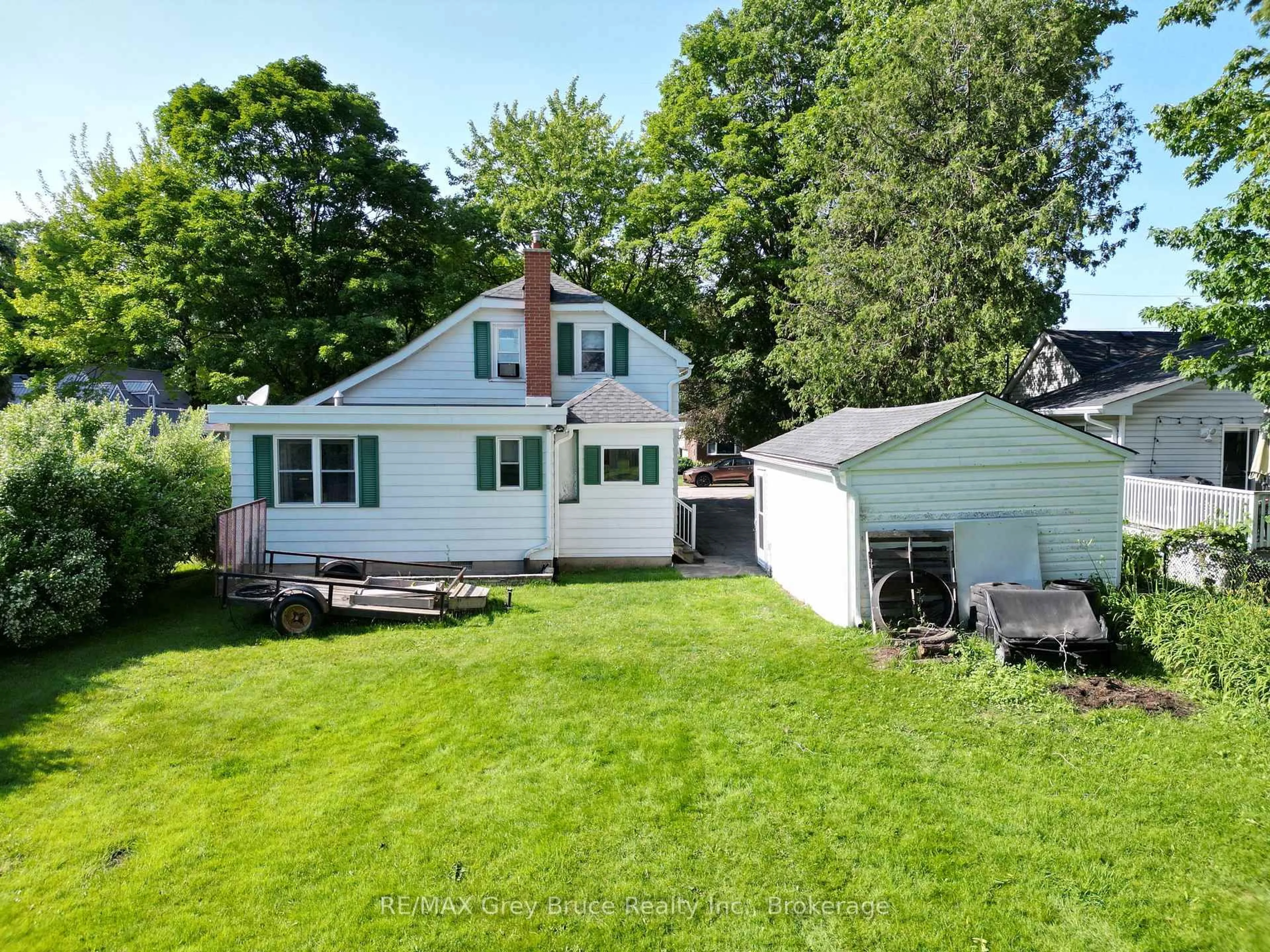 A pic from outside/outdoor area/front of a property/back of a property/a pic from drone, street for 621 11th St, Owen Sound Ontario N4K 3T2