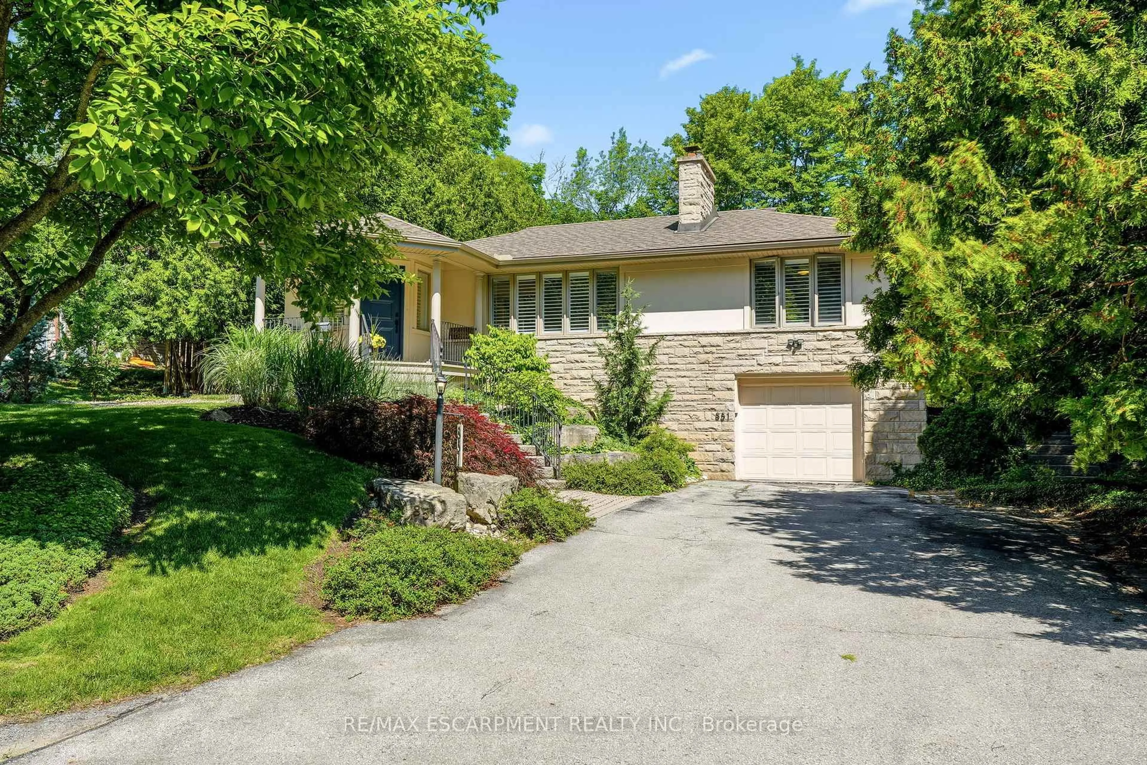 A pic from outside/outdoor area/front of a property/back of a property/a pic from drone, street for 851 Mewburn Rd, Hamilton Ontario L9G 3E4