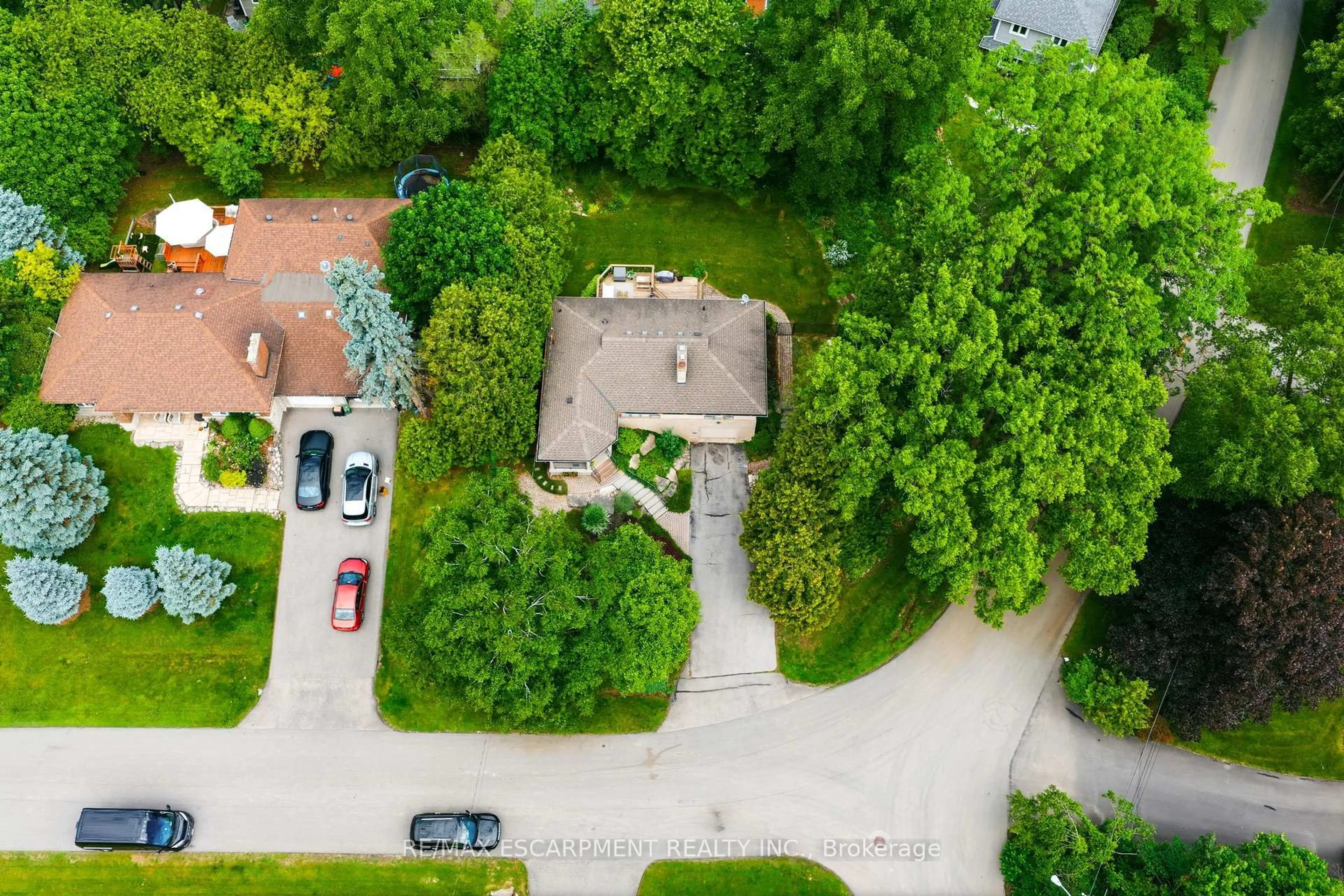 A pic from outside/outdoor area/front of a property/back of a property/a pic from drone, street for 851 Mewburn Rd, Hamilton Ontario L9G 3E4