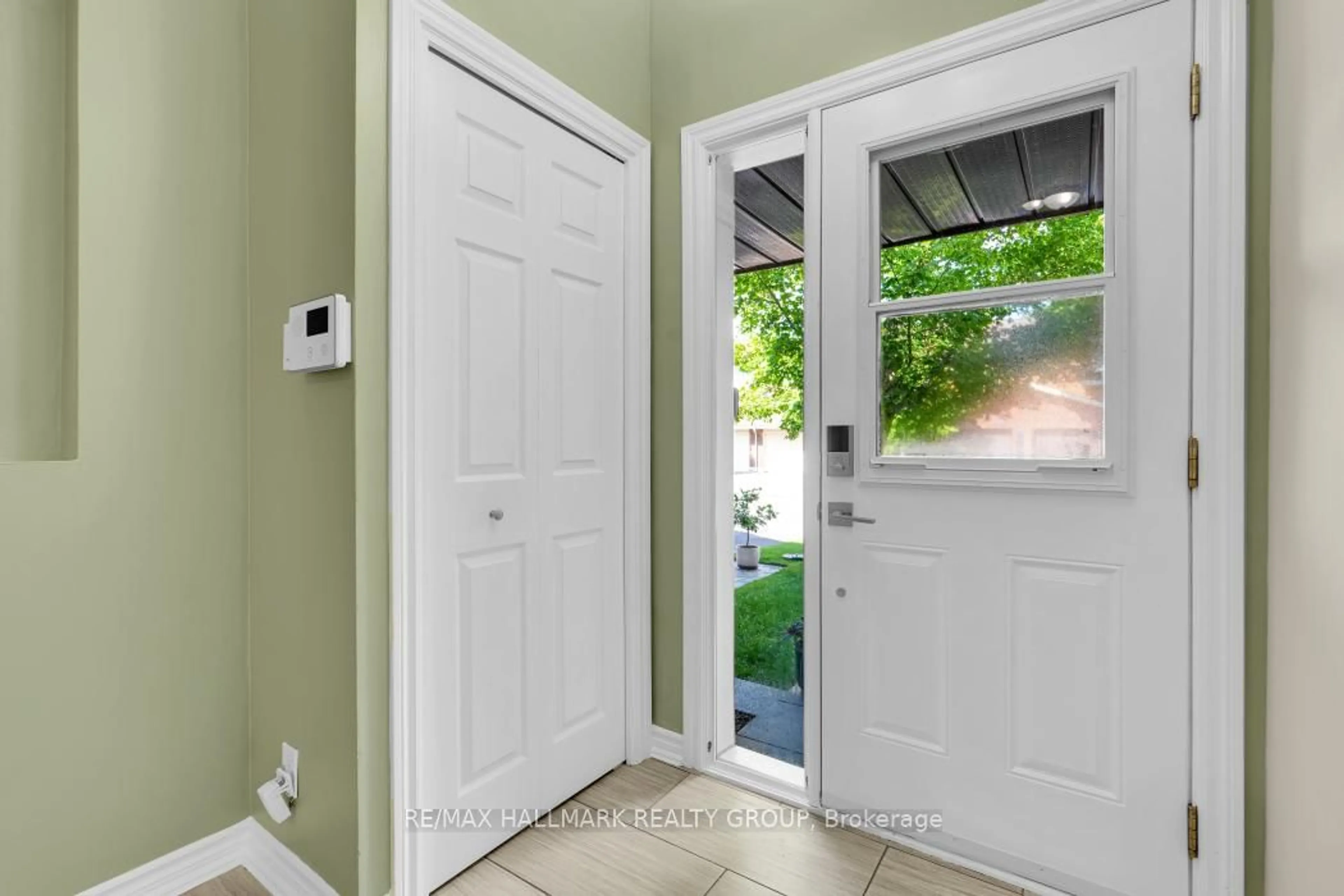 Indoor entryway for 398 Verdon Private, Ottawa Ontario K1T 3A4