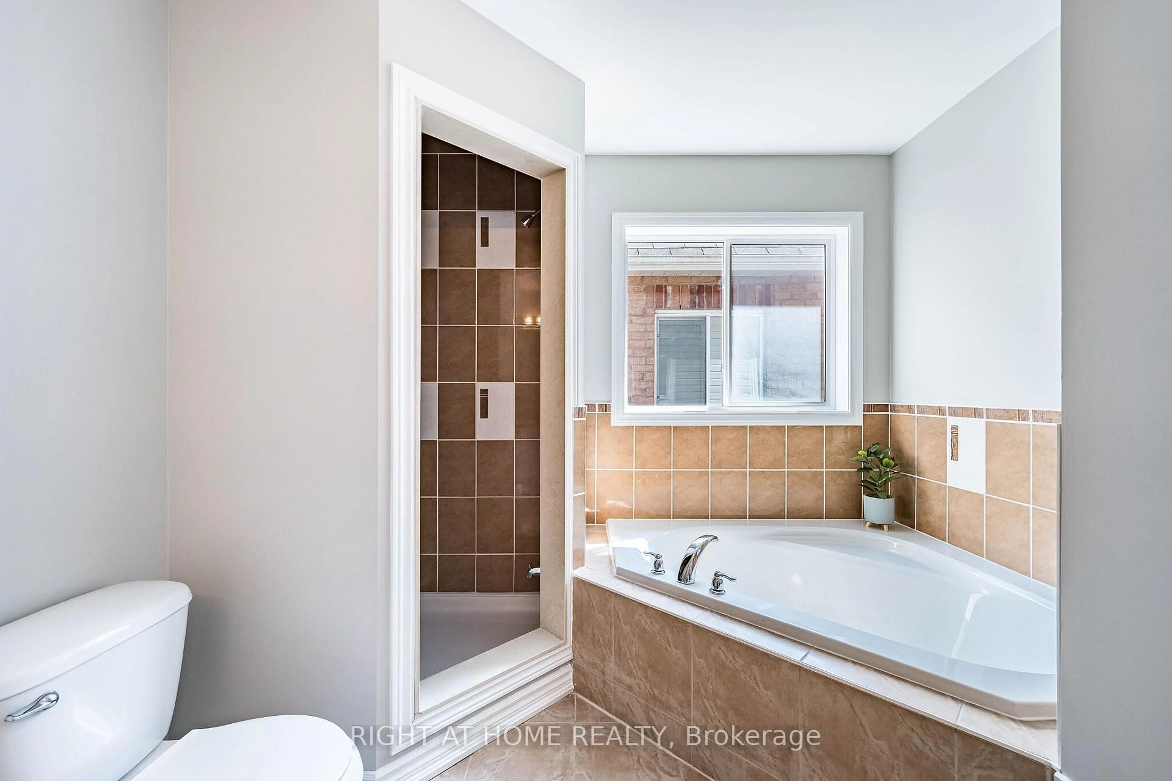 Contemporary bathroom, ceramic/tile floor for 940 O'reilly Cres, Shelburne Ontario L9V 2S4