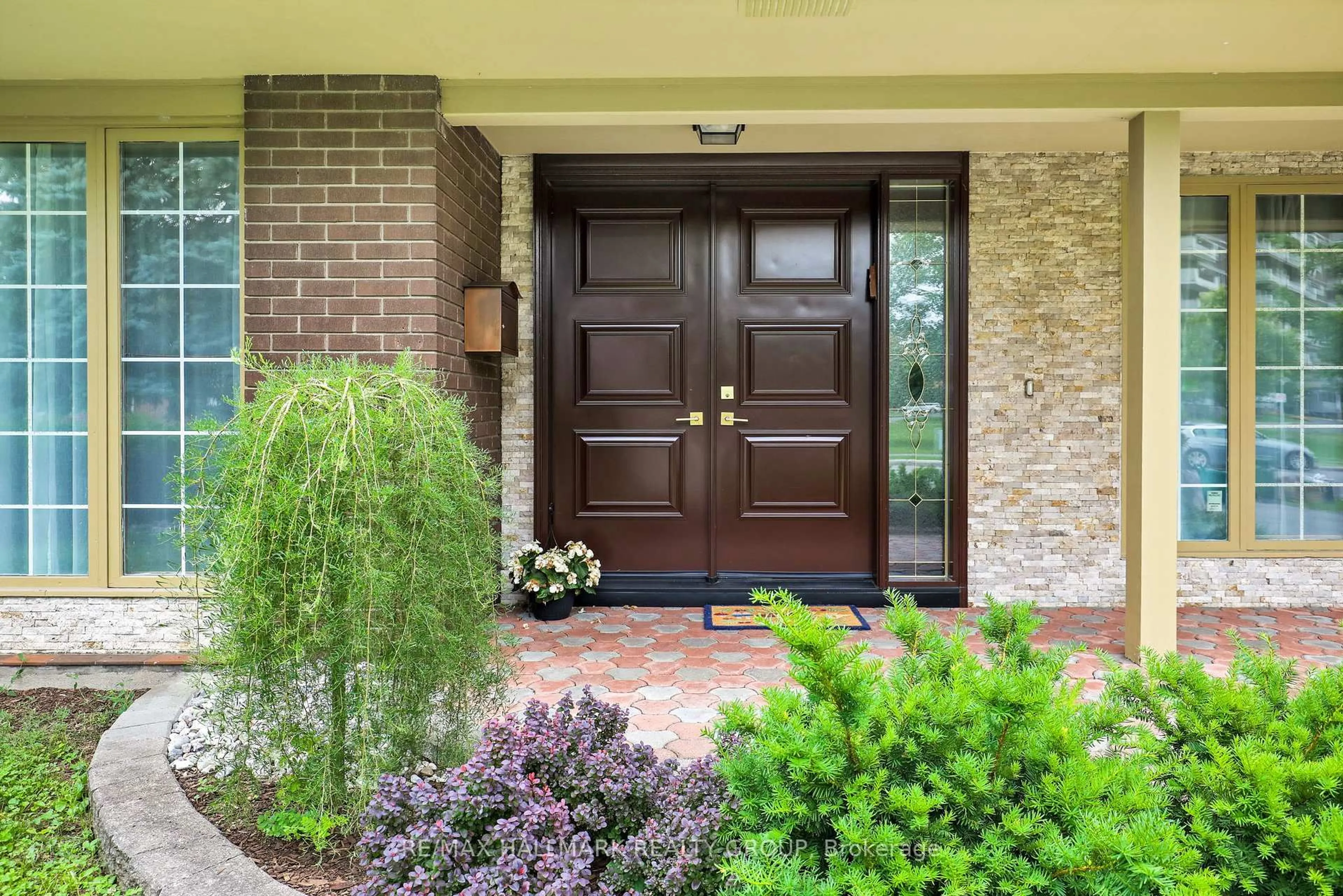 Indoor entryway for 1712 Playfair Dr, Ottawa Ontario K1H 5S6