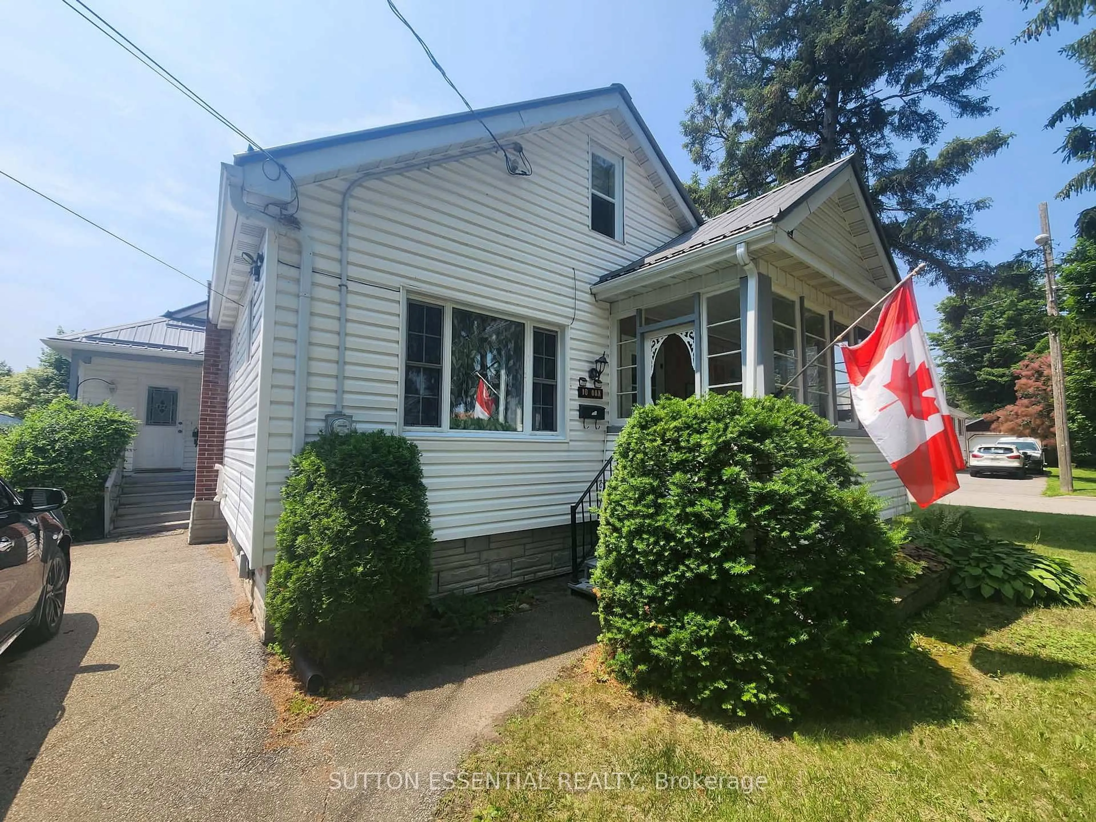 A pic from outside/outdoor area/front of a property/back of a property/a pic from drone, street for 10 Oak St, Brockville Ontario K6V 5P9