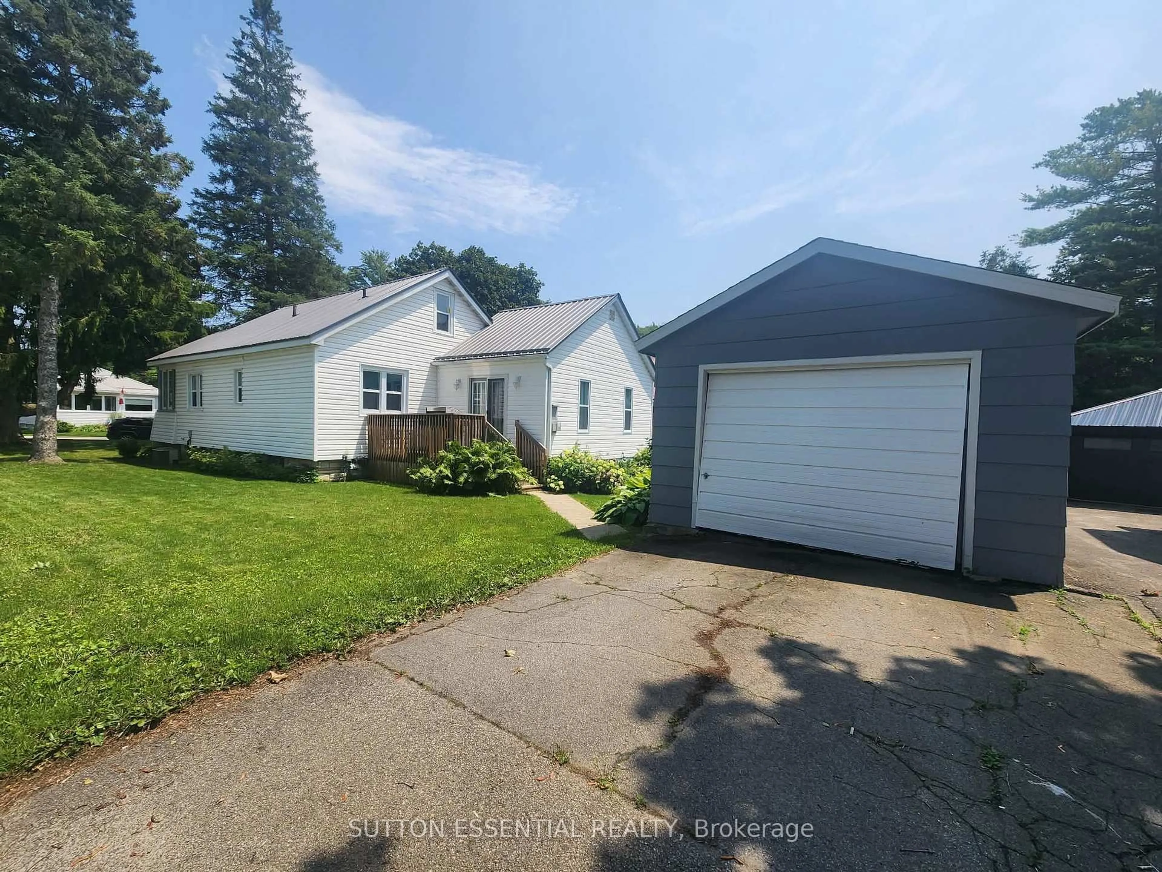 A pic from outside/outdoor area/front of a property/back of a property/a pic from drone, street for 10 Oak St, Brockville Ontario K6V 5P9