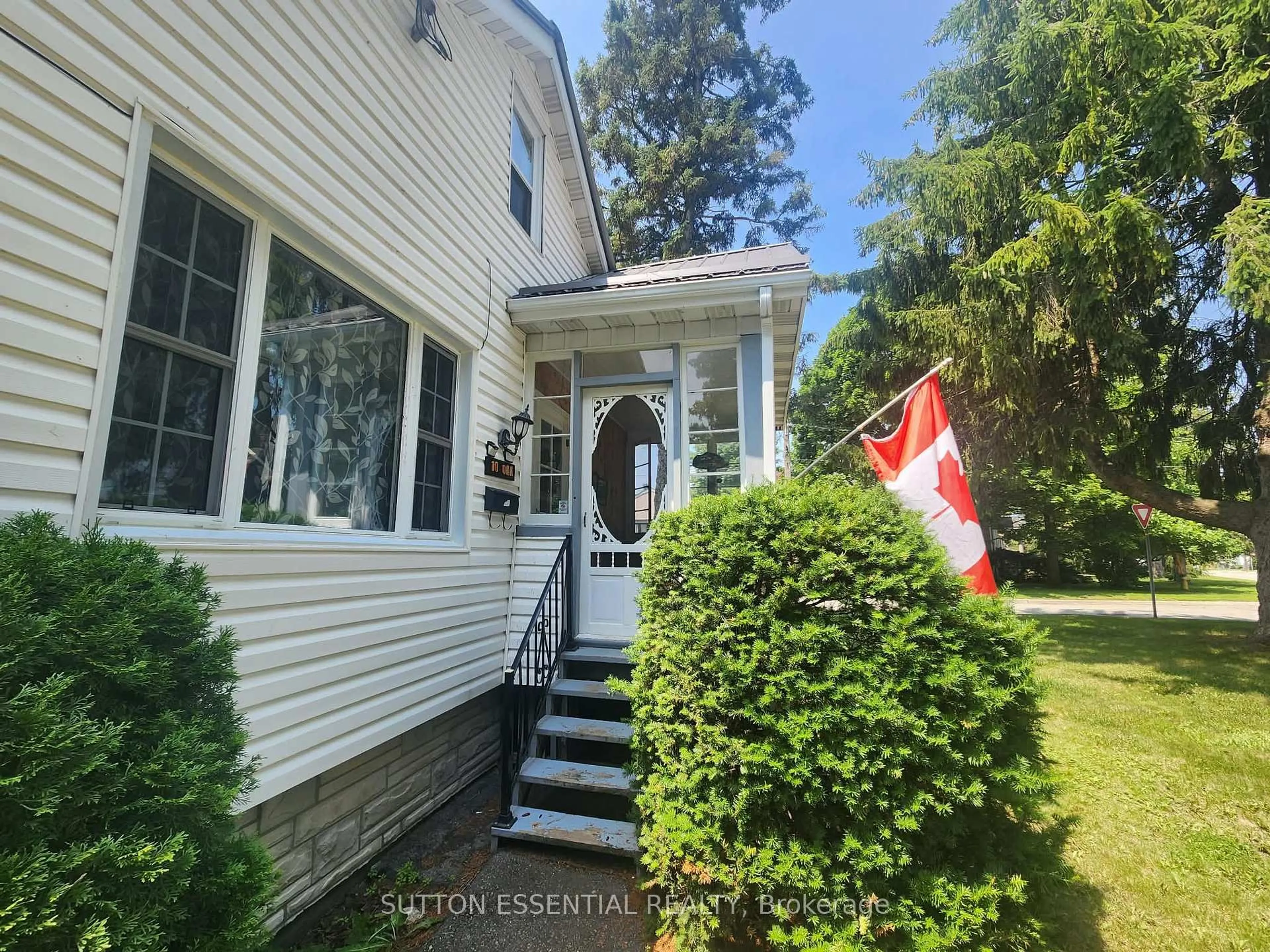 A pic from outside/outdoor area/front of a property/back of a property/a pic from drone, street for 10 Oak St, Brockville Ontario K6V 5P9