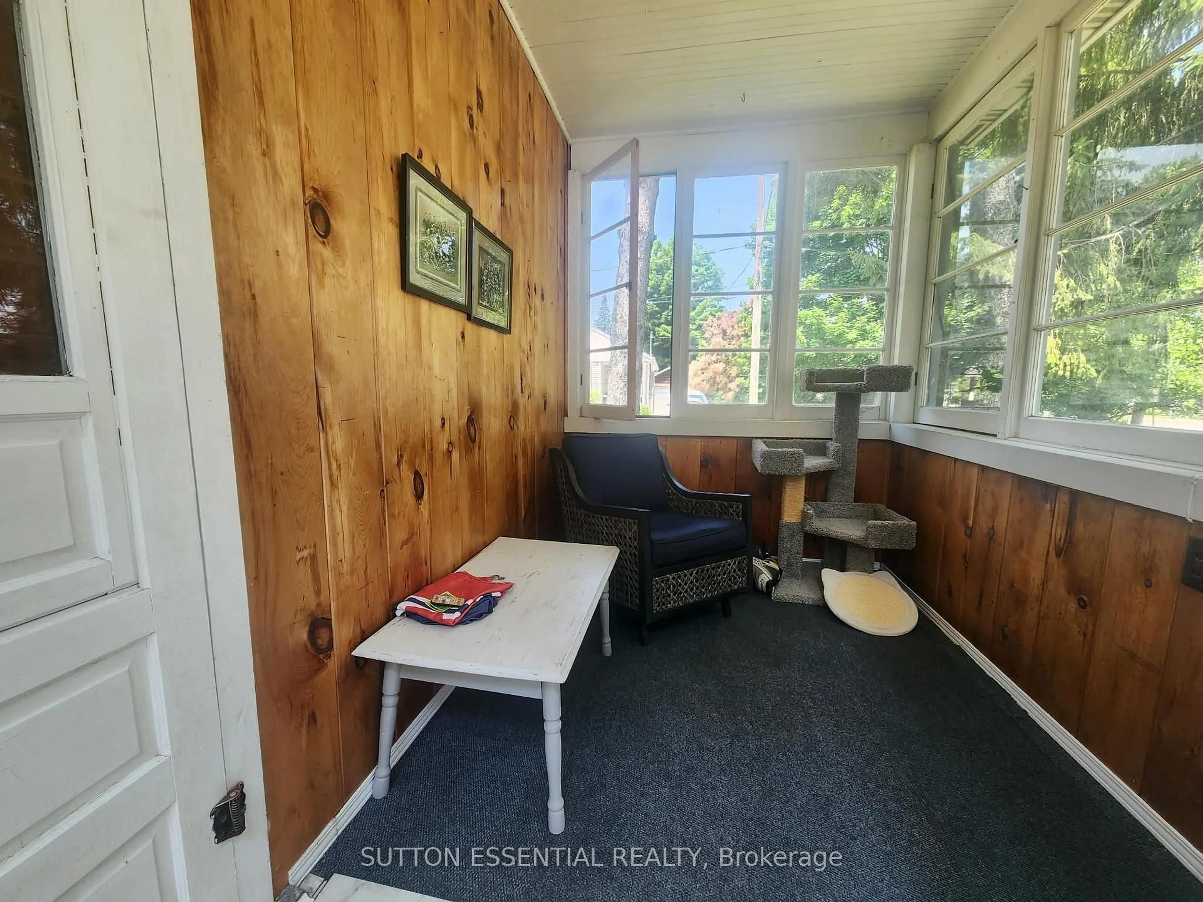 Indoor entryway for 10 Oak St, Brockville Ontario K6V 5P9