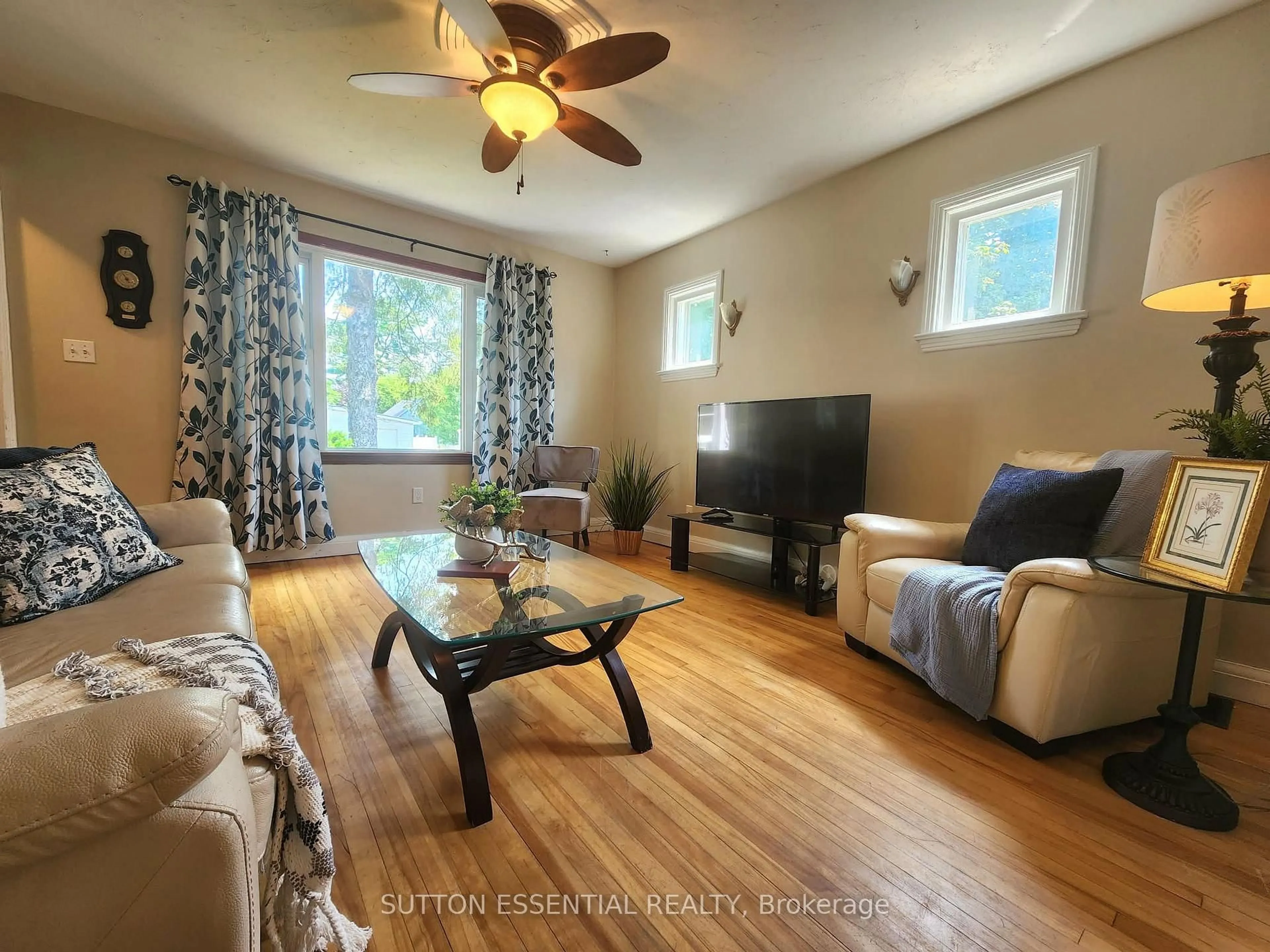 Living room with furniture, wood/laminate floor for 10 Oak St, Brockville Ontario K6V 5P9
