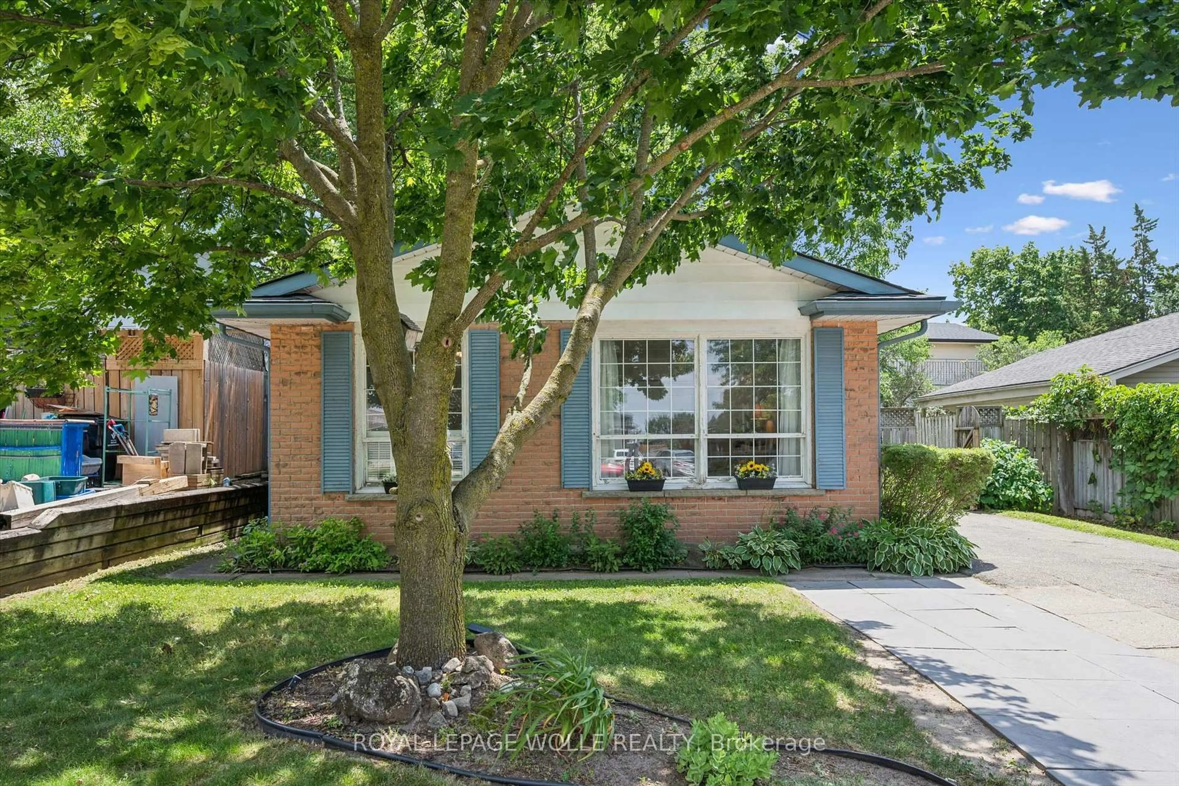 Home with brick exterior material, street for 39 Shea Cres, Kitchener Ontario N2E 1E9