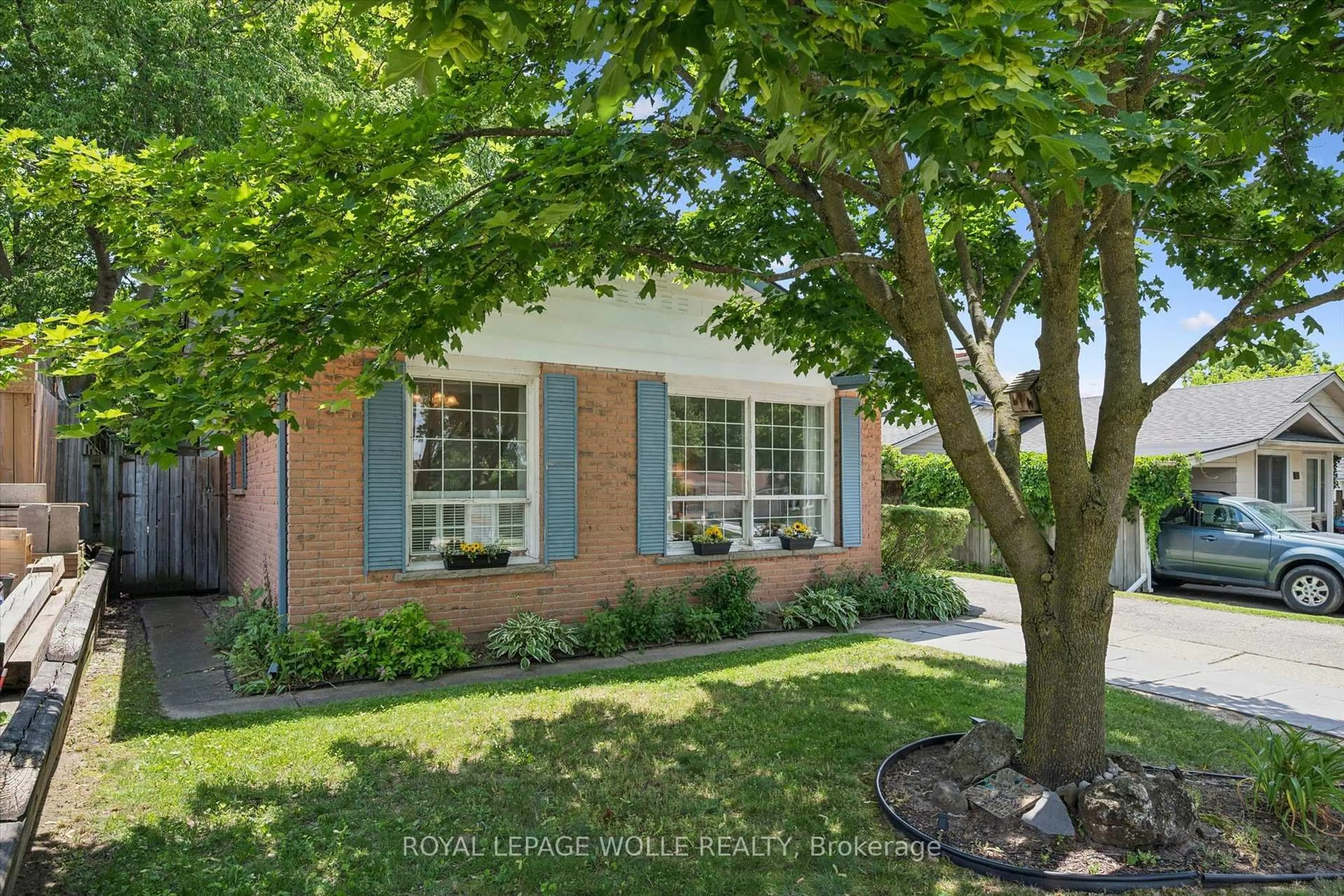 Home with brick exterior material, street for 39 Shea Cres, Kitchener Ontario N2E 1E9
