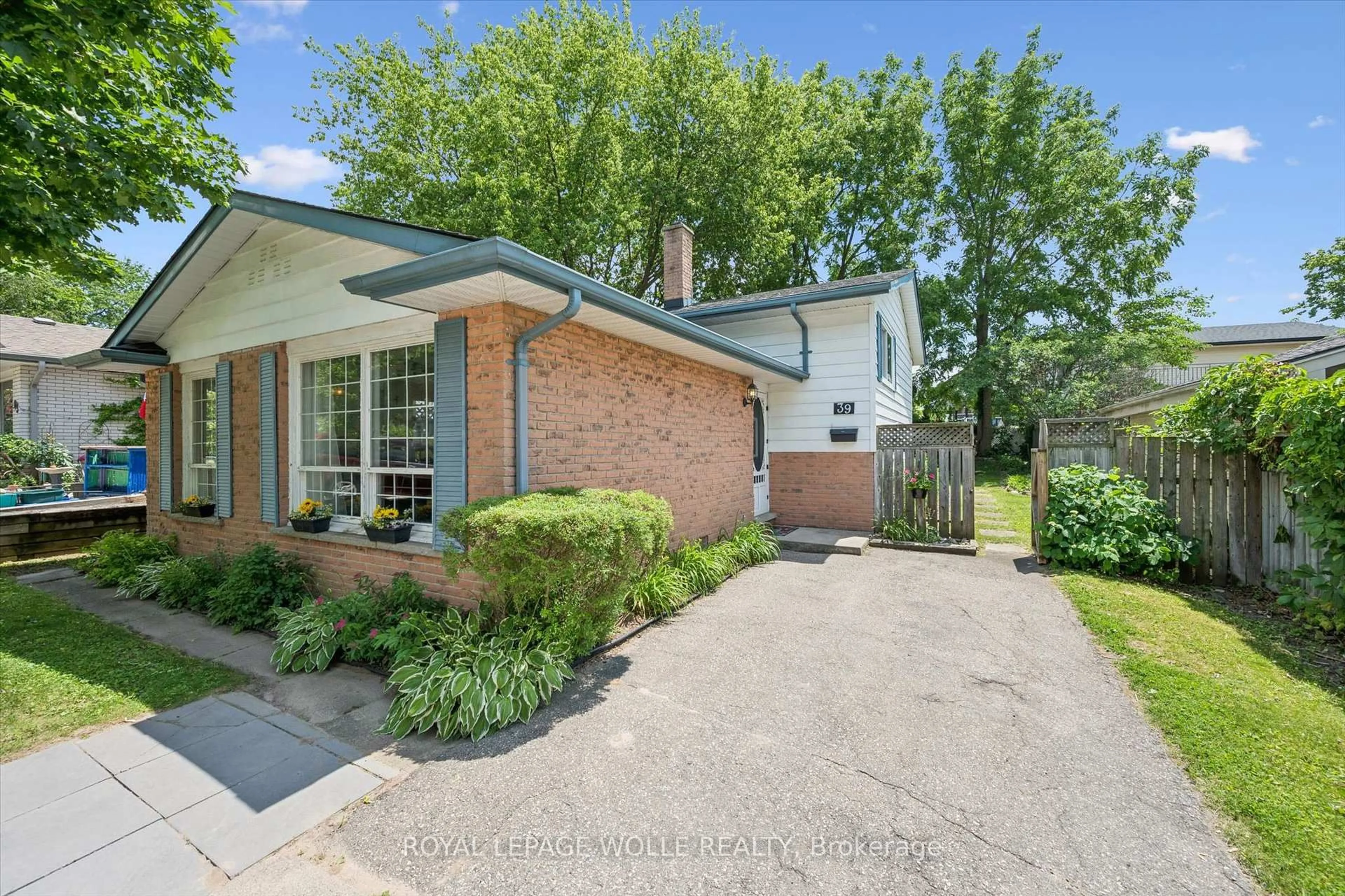 Home with brick exterior material, street for 39 Shea Cres, Kitchener Ontario N2E 1E9