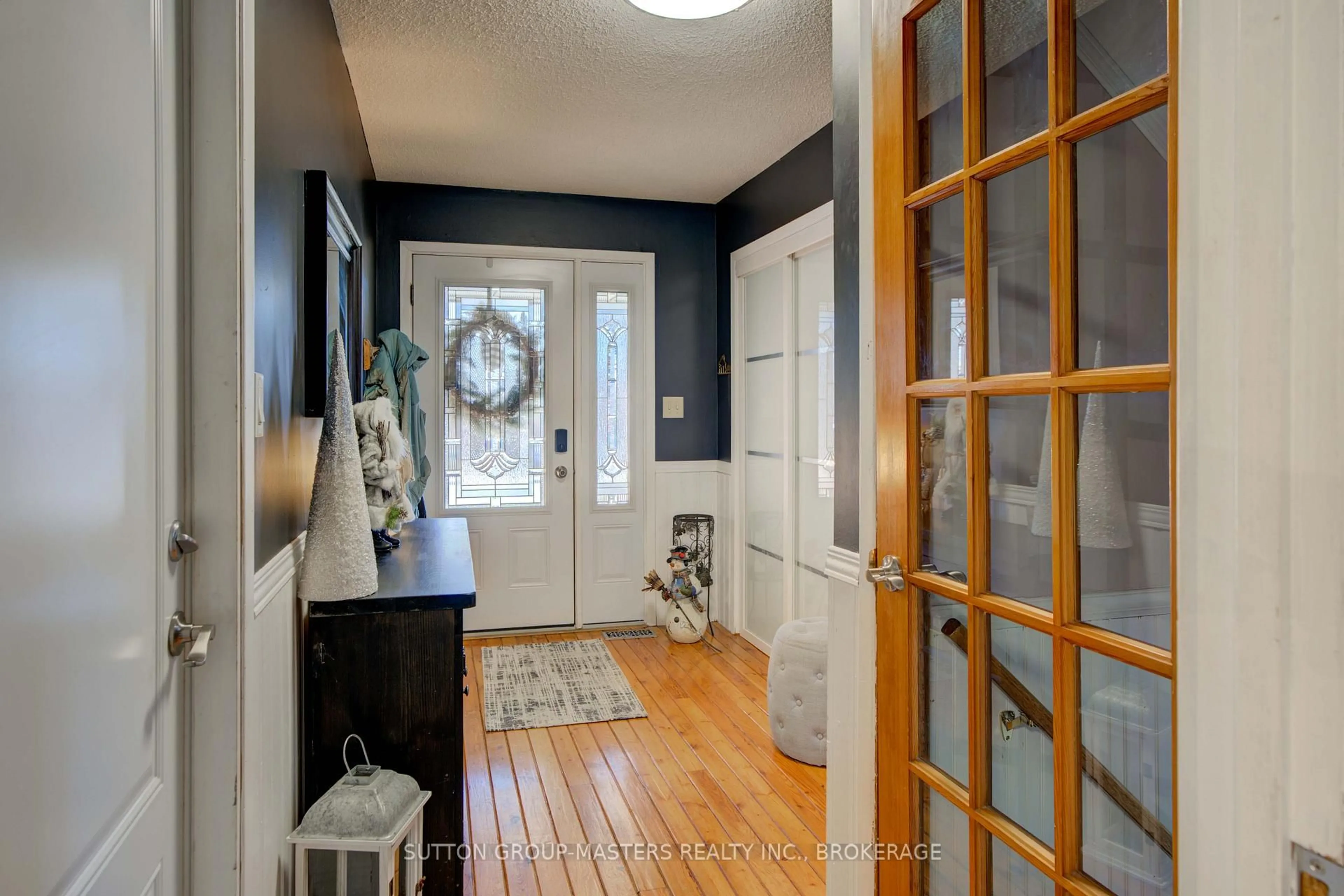 Indoor entryway for 715 Collins Bay Rd, Kingston Ontario K7M 5H1