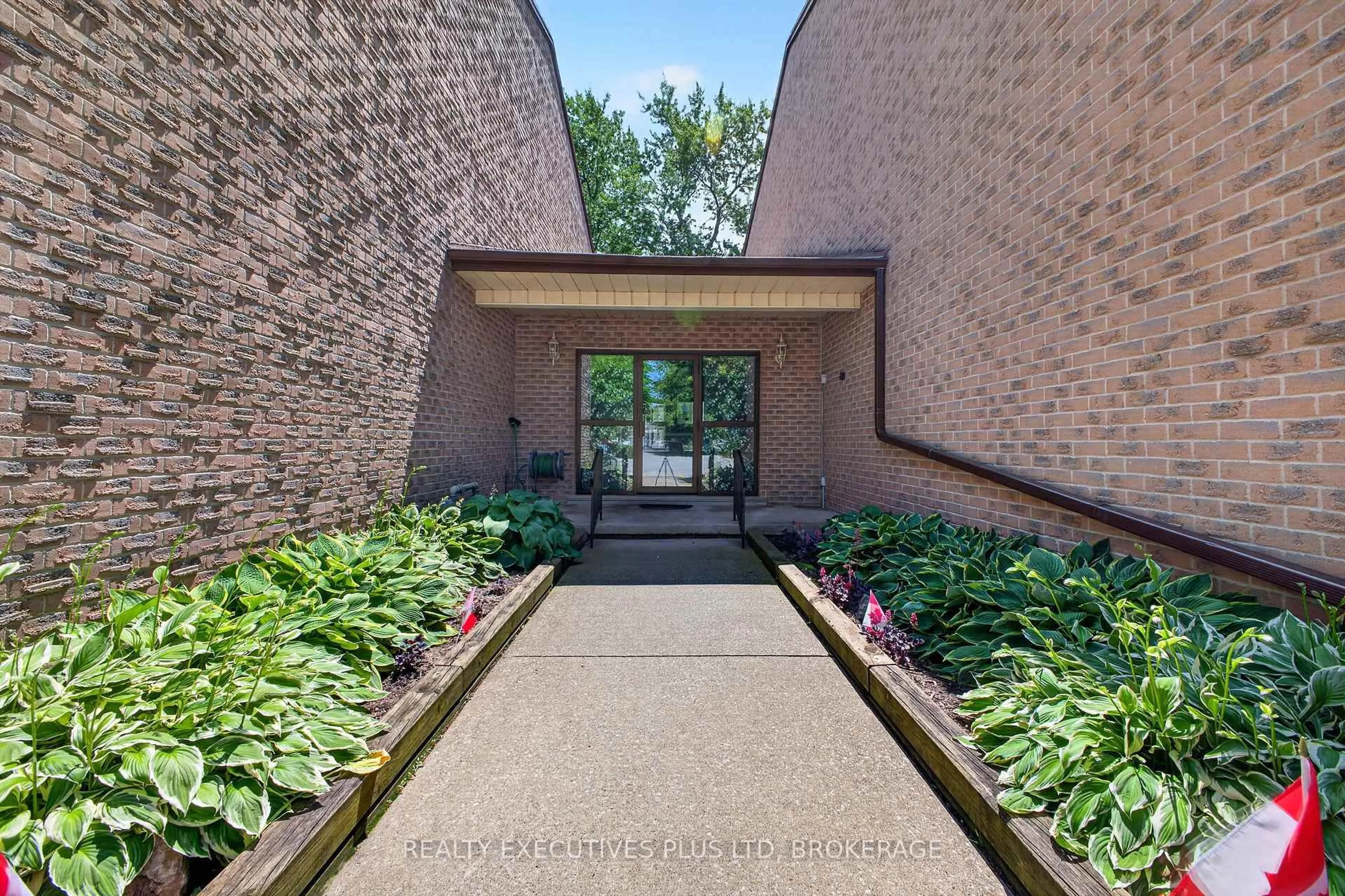 Indoor foyer for 6044 Swayze Dr #6, Niagara Falls Ontario L2J 4G9