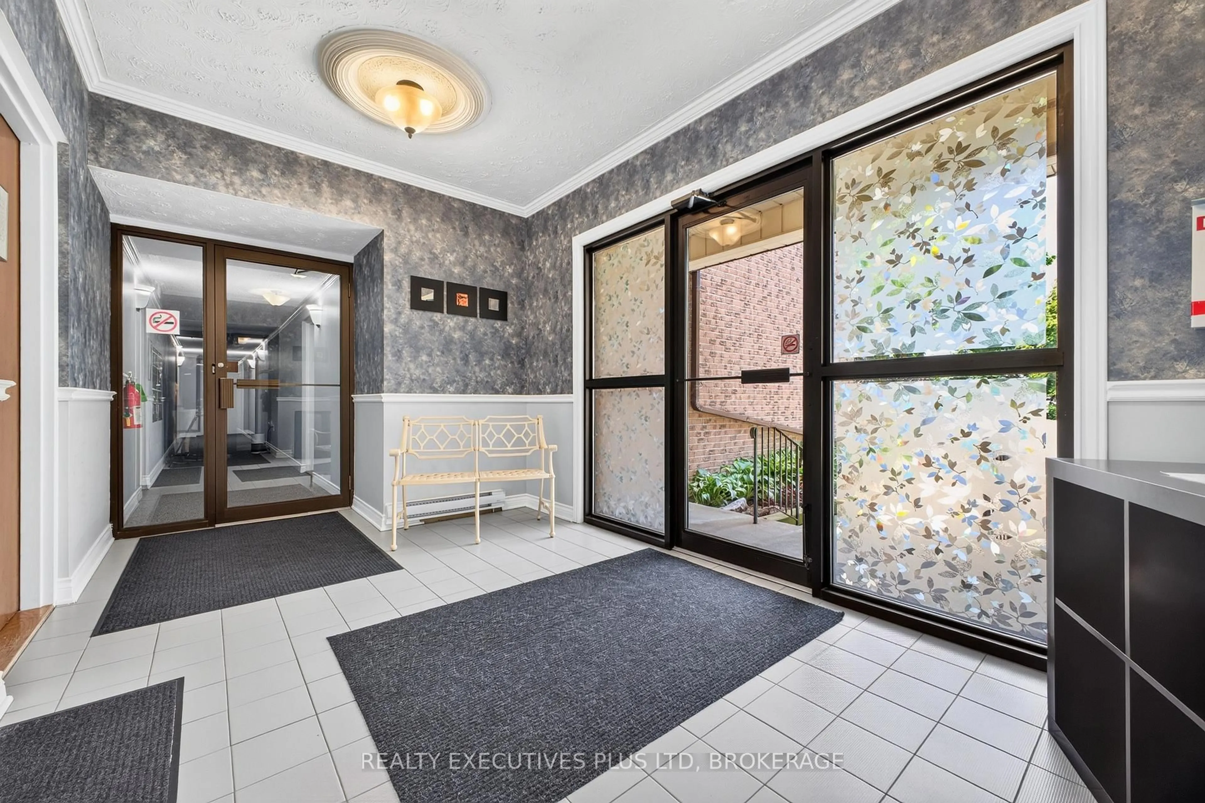 Indoor foyer for 6044 Swayze Dr #6, Niagara Falls Ontario L2J 4G9