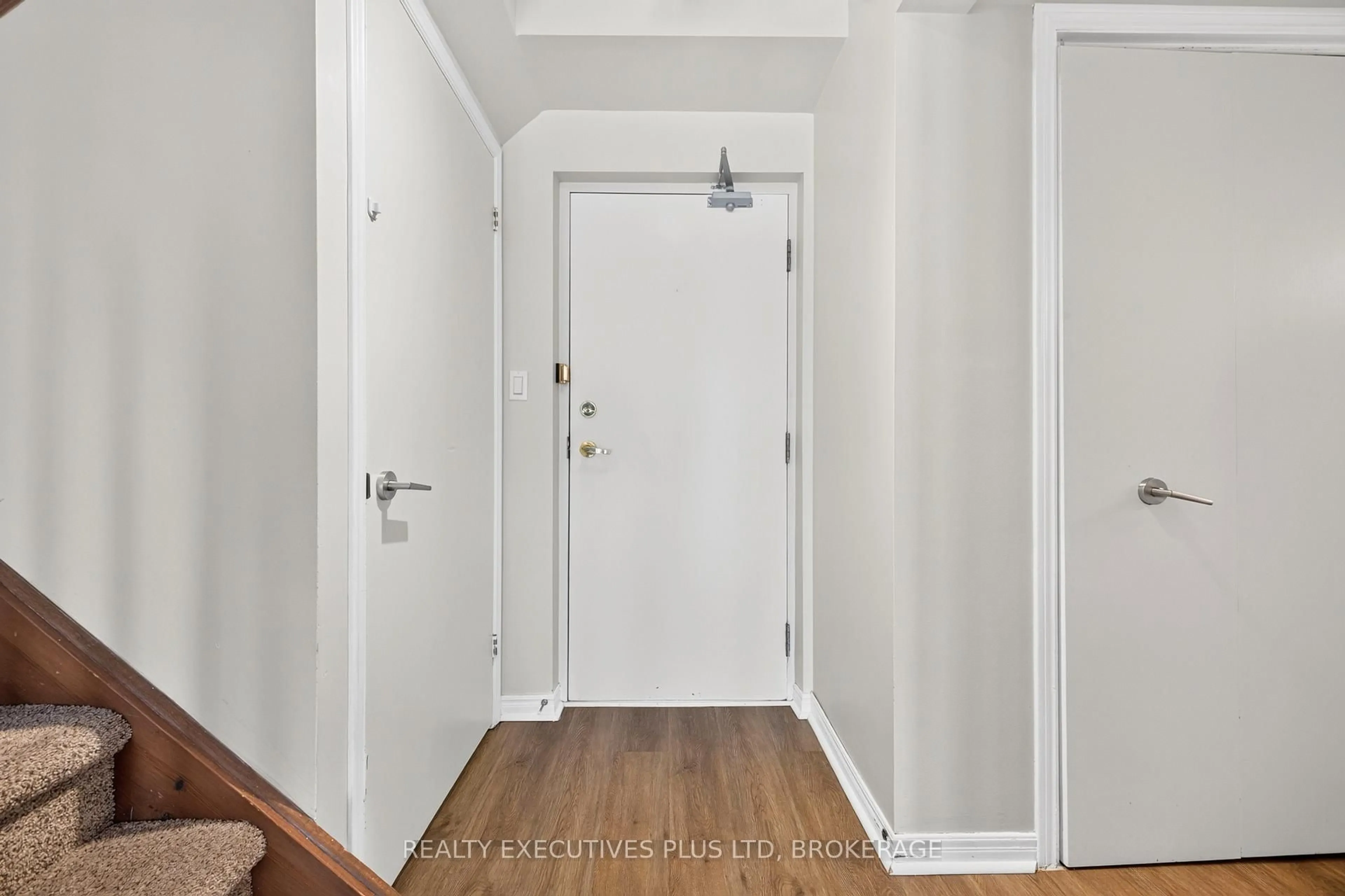 Indoor entryway for 6044 Swayze Dr #6, Niagara Falls Ontario L2J 4G9
