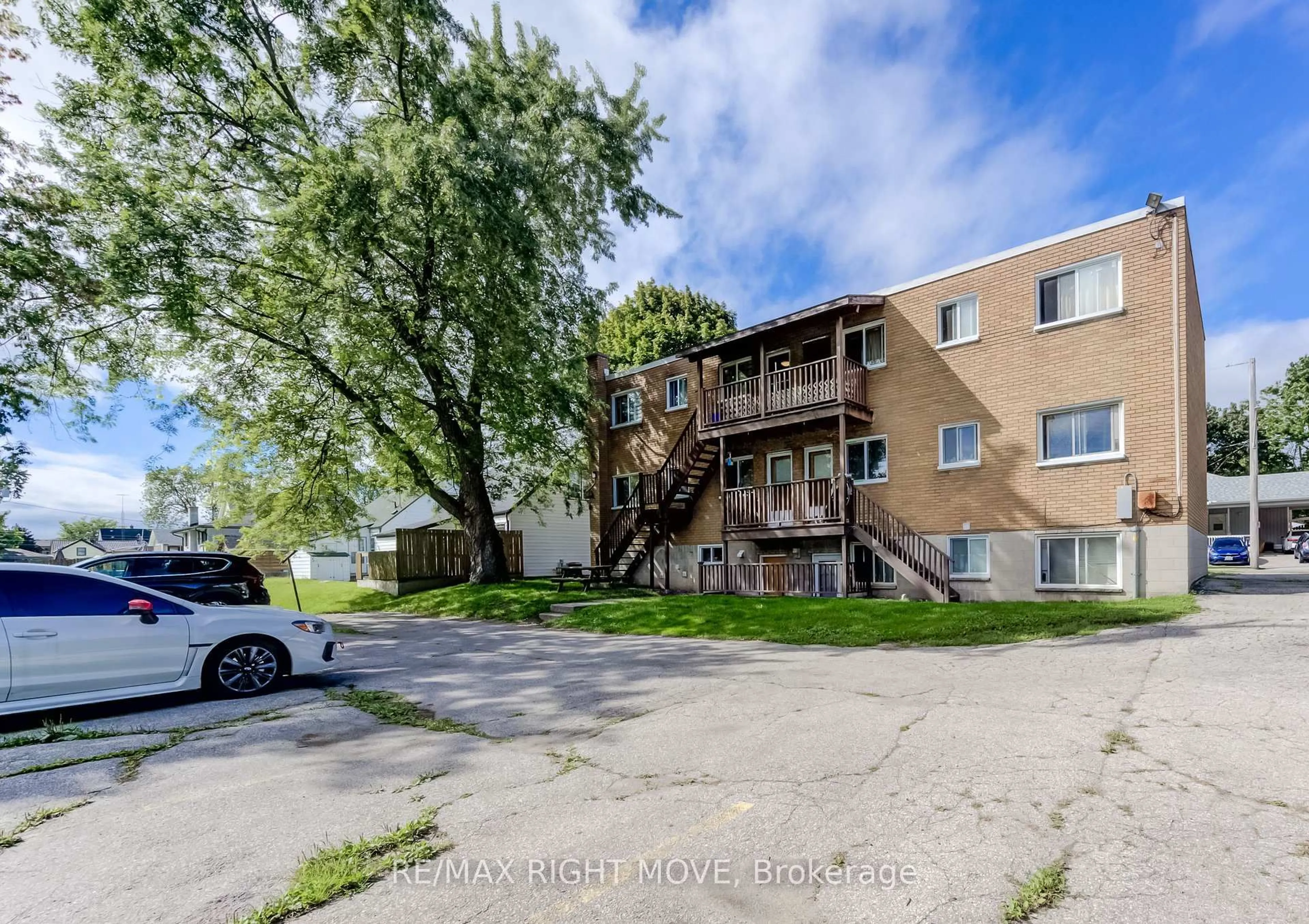 A pic from outside/outdoor area/front of a property/back of a property/a pic from drone, street for 125 Schlueter St, Cambridge Ontario N3H 4B4