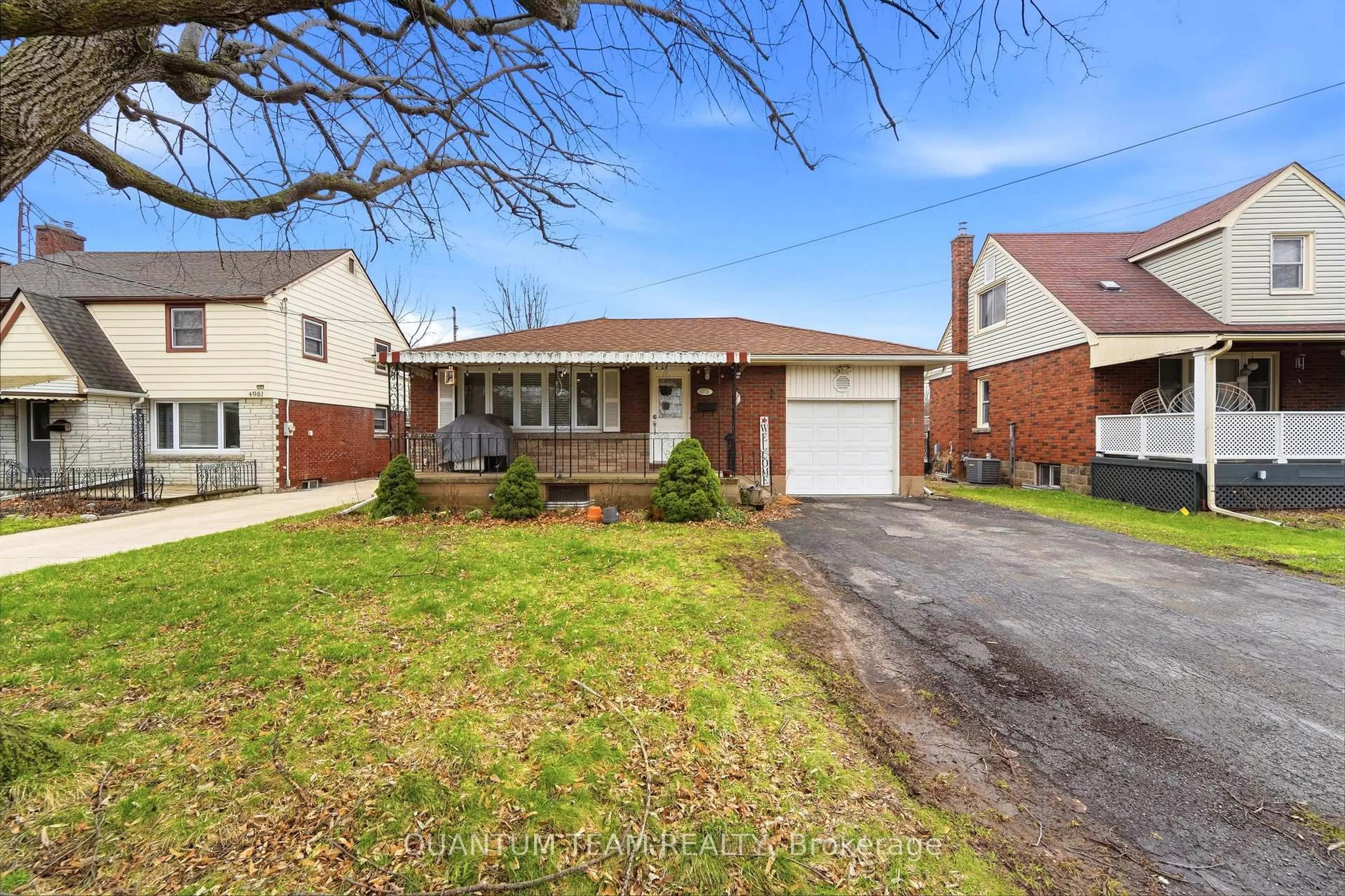 Home with brick exterior material, street for 4975 HOMEWOOD Ave, Niagara Falls Ontario L2E 4Y5