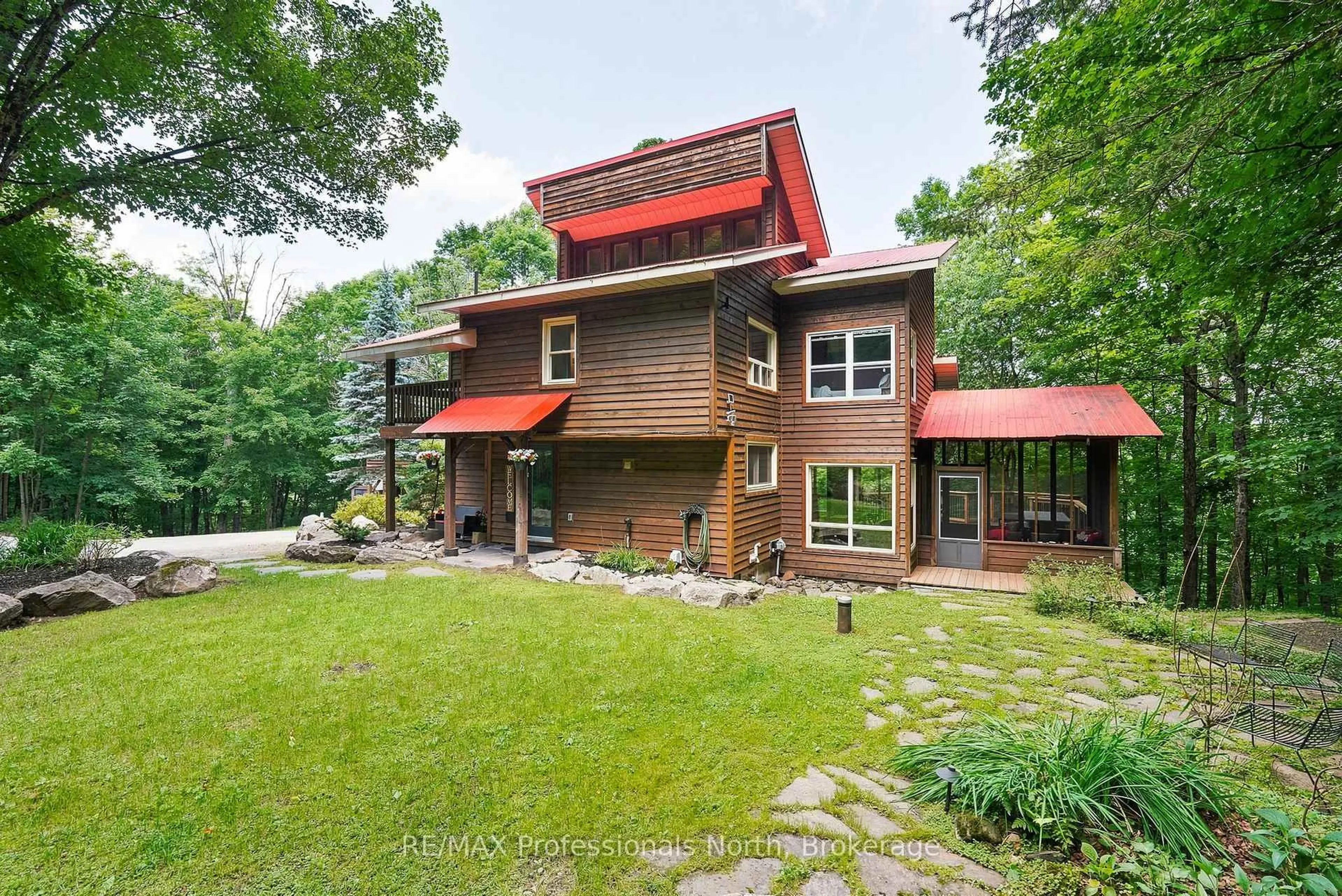 Home with brick exterior material, building for 869 North Mary Lake Rd, Huntsville Ontario P1H 1S4