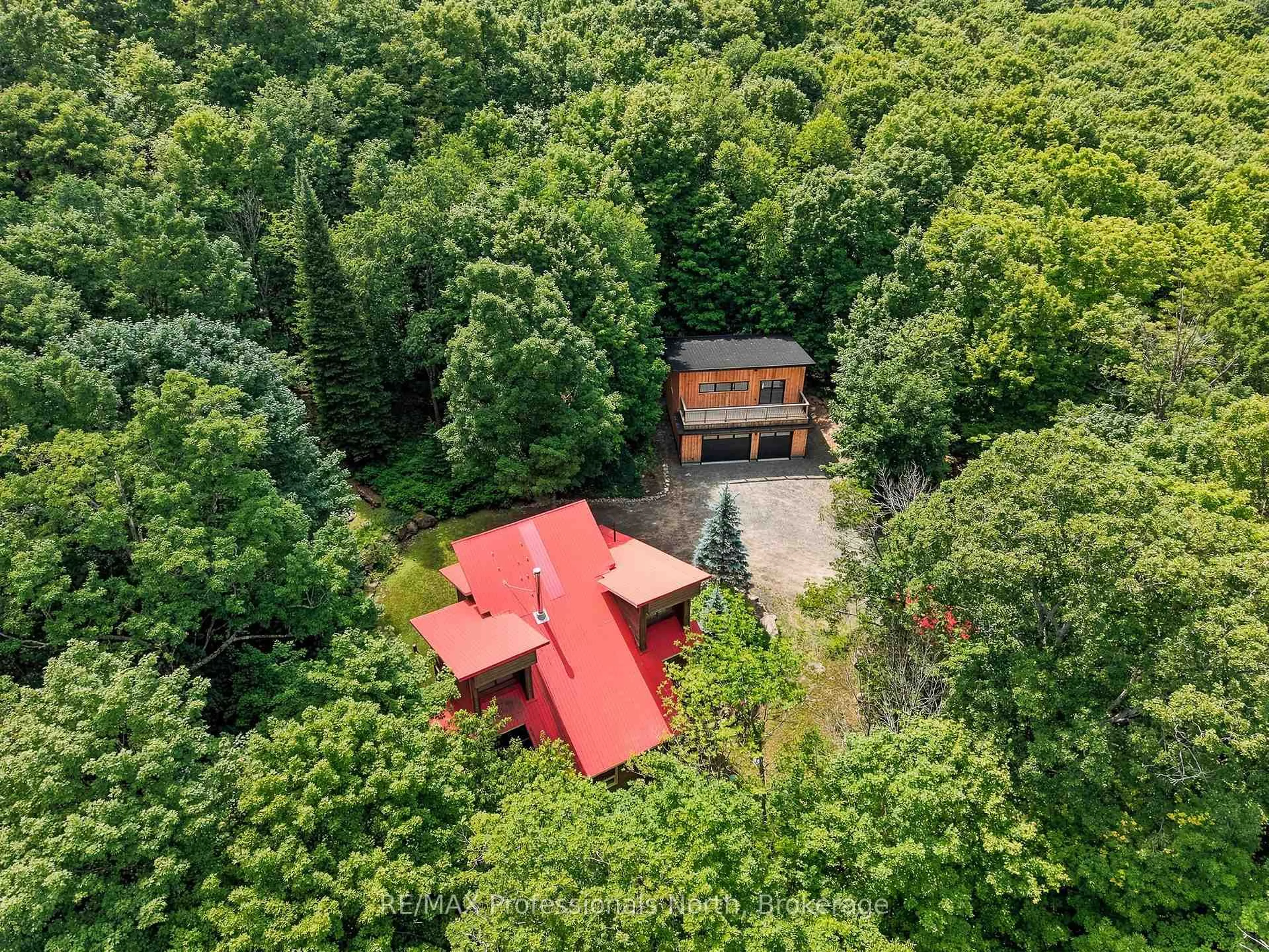 A pic from outside/outdoor area/front of a property/back of a property/a pic from drone, forest/trees view for 869 North Mary Lake Rd, Huntsville Ontario P1H 1S4