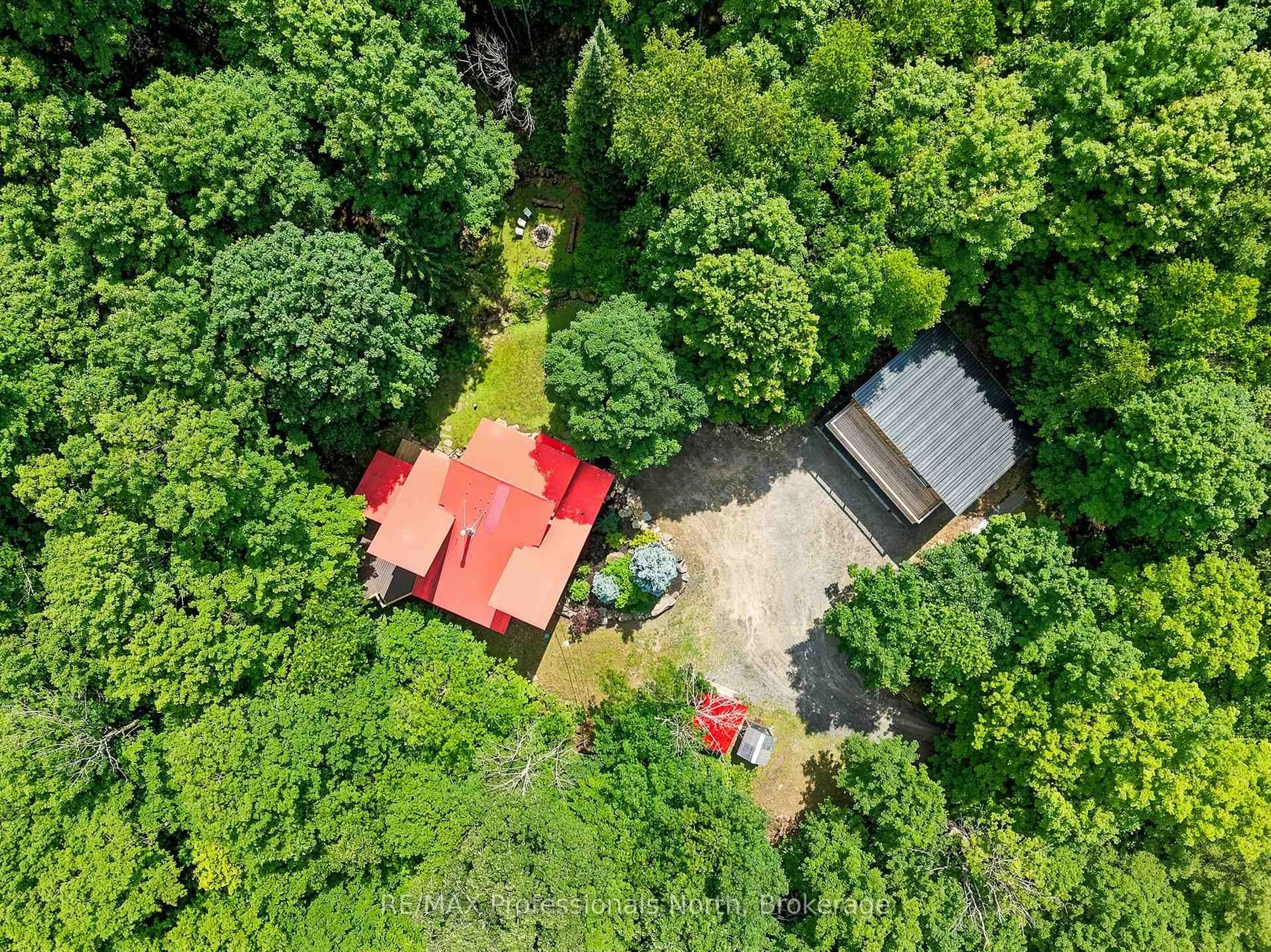 A pic from outside/outdoor area/front of a property/back of a property/a pic from drone, forest/trees view for 869 North Mary Lake Rd, Huntsville Ontario P1H 1S4