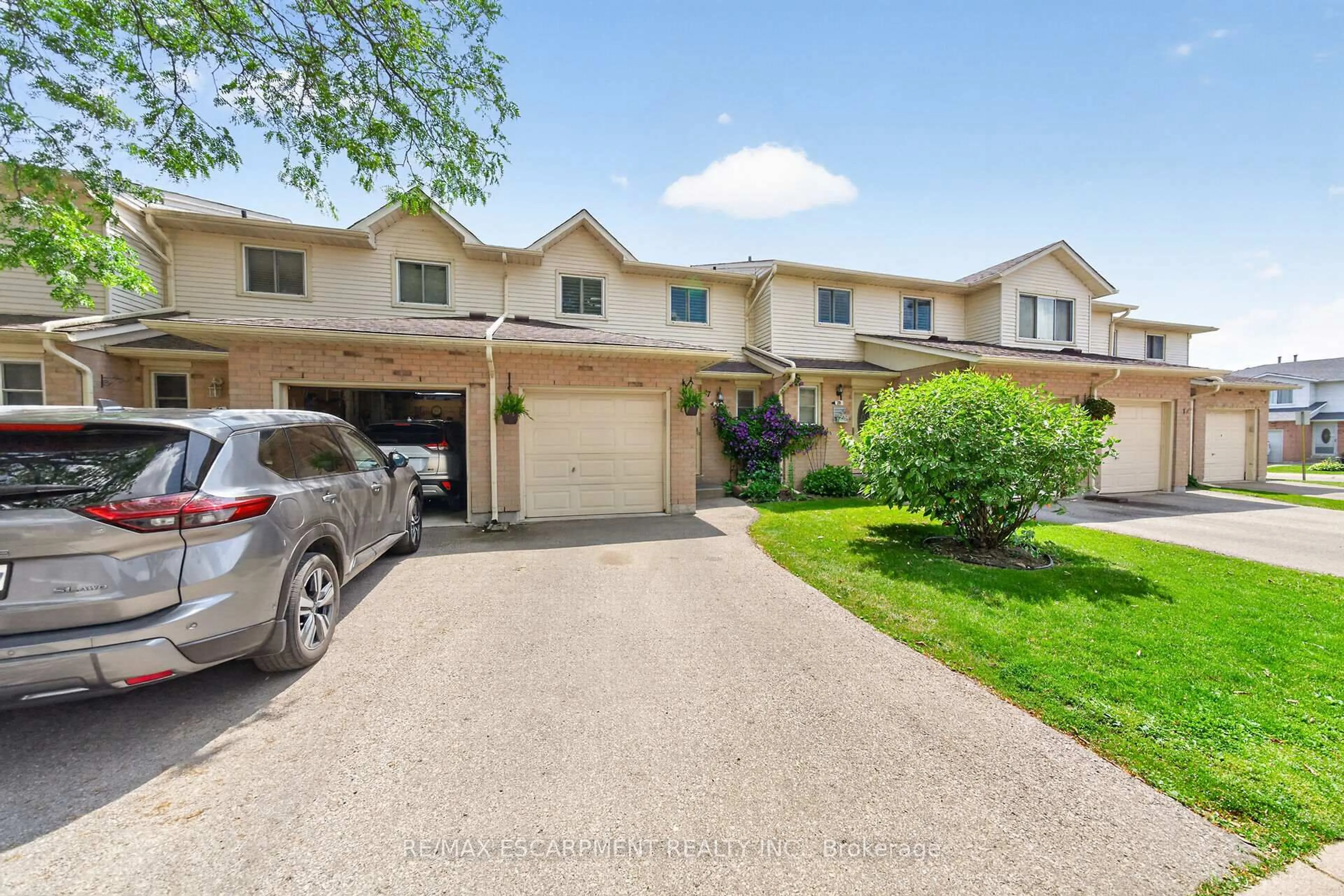 A pic from outside/outdoor area/front of a property/back of a property/a pic from drone, street for 860 Rymal Rd #27, Hamilton Ontario L8W 2X4