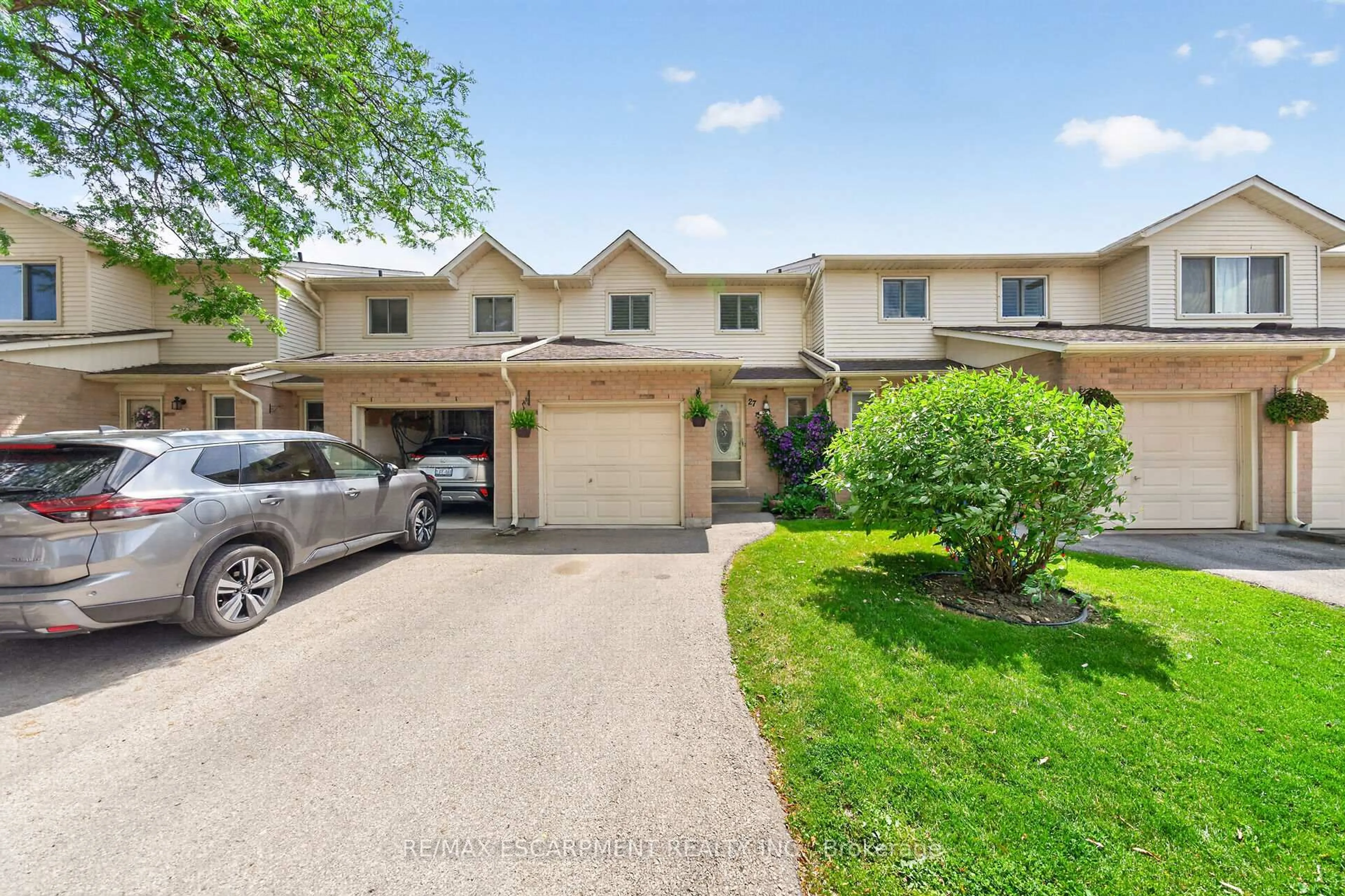 A pic from outside/outdoor area/front of a property/back of a property/a pic from drone, street for 860 Rymal Rd #27, Hamilton Ontario L8W 2X4