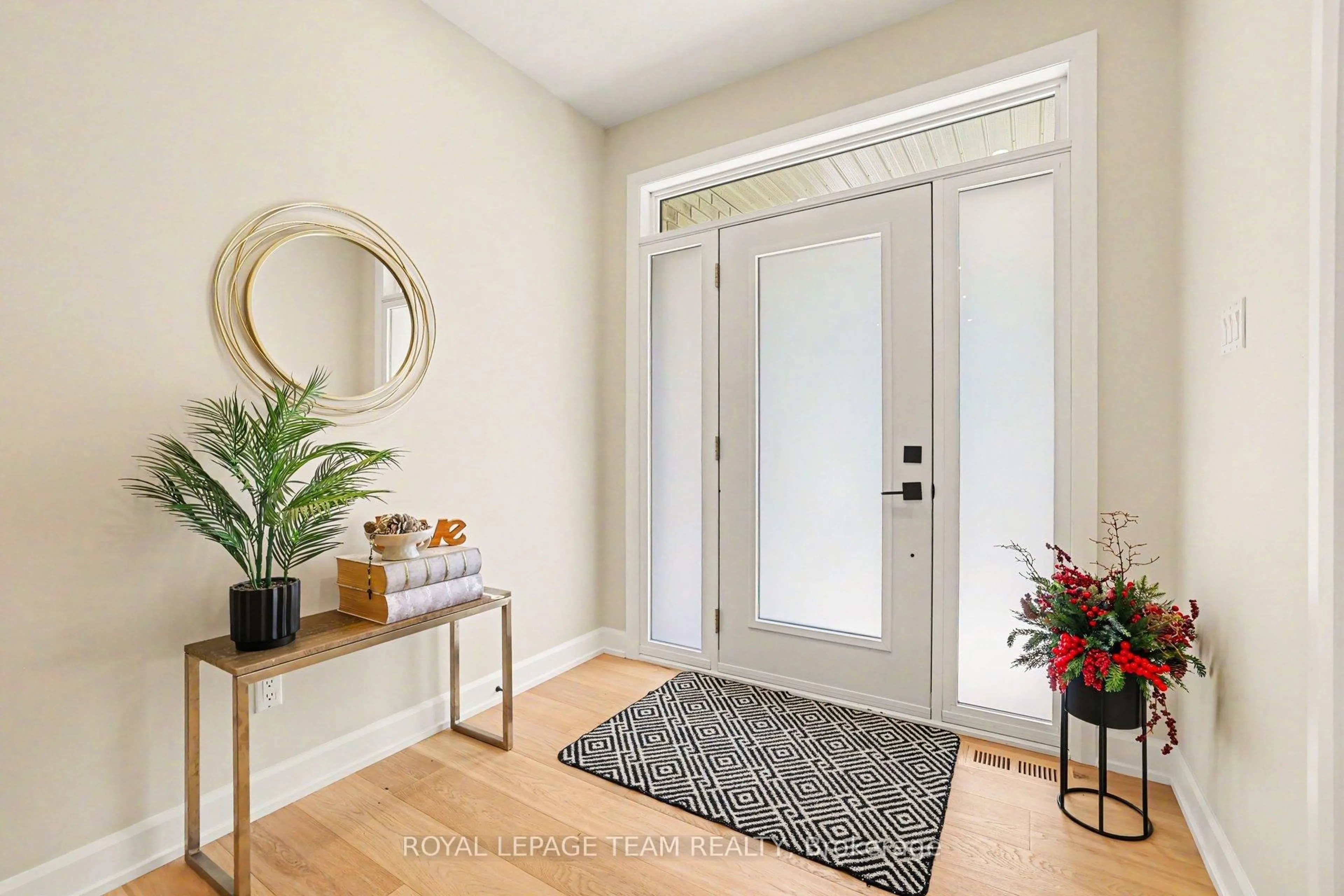 Indoor entryway for 7A King St, Richmond Ontario K0A 2Z0