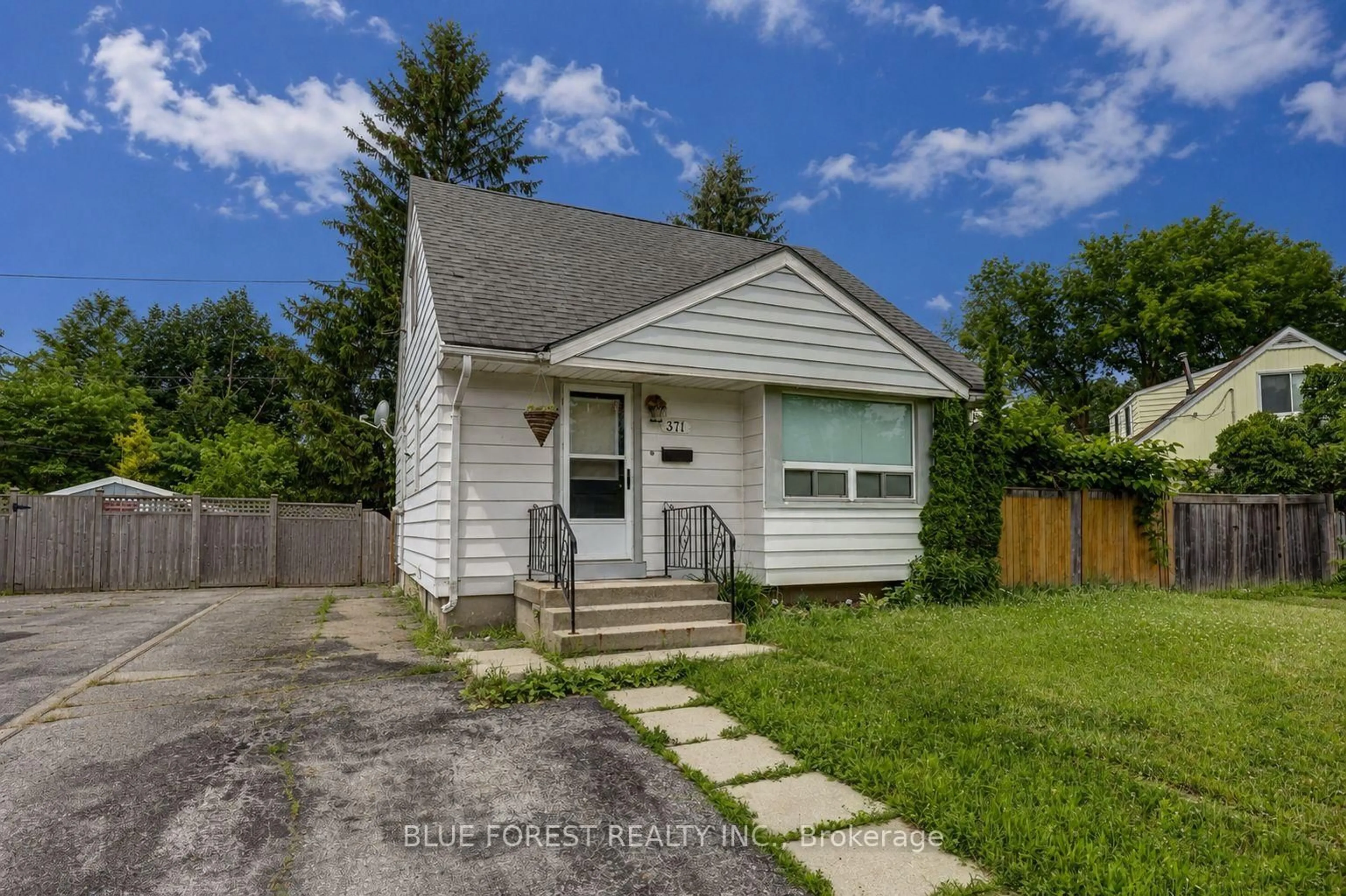A pic from outside/outdoor area/front of a property/back of a property/a pic from drone, street for 371 FLANDERS Row, London East Ontario N5Y 1C3