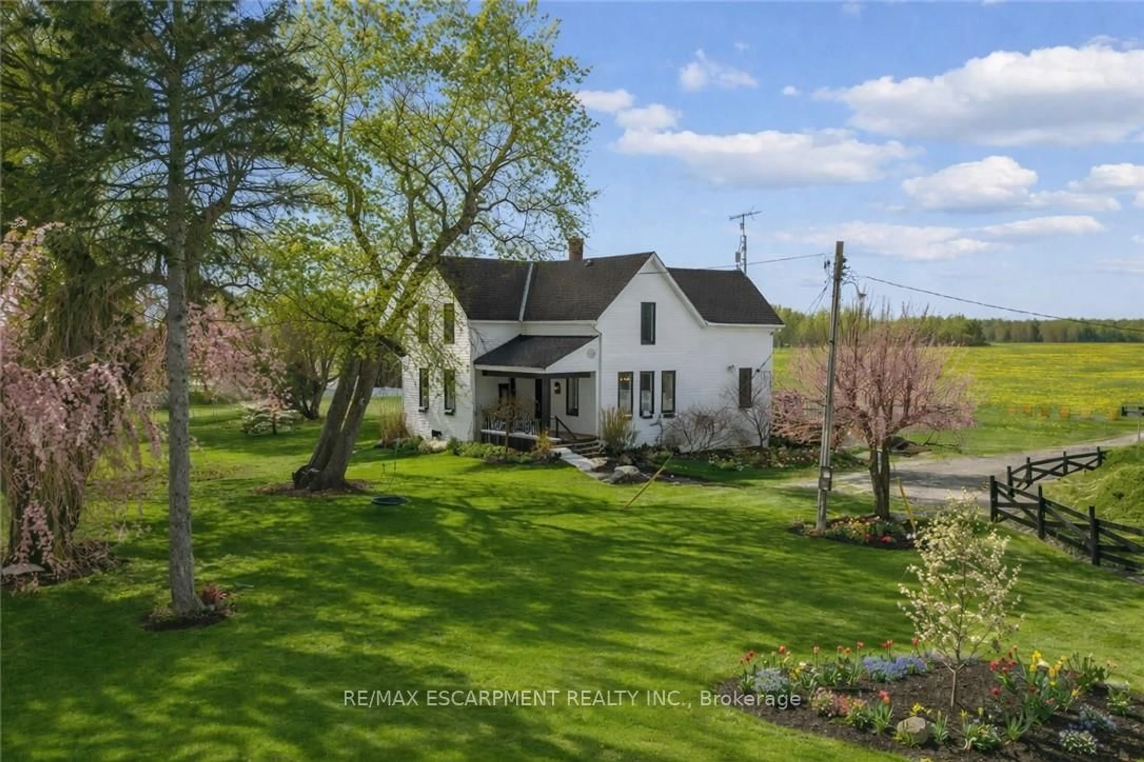 A pic from outside/outdoor area/front of a property/back of a property/a pic from drone, unknown for 110 Cream St, Pelham Ontario L0S 1C0