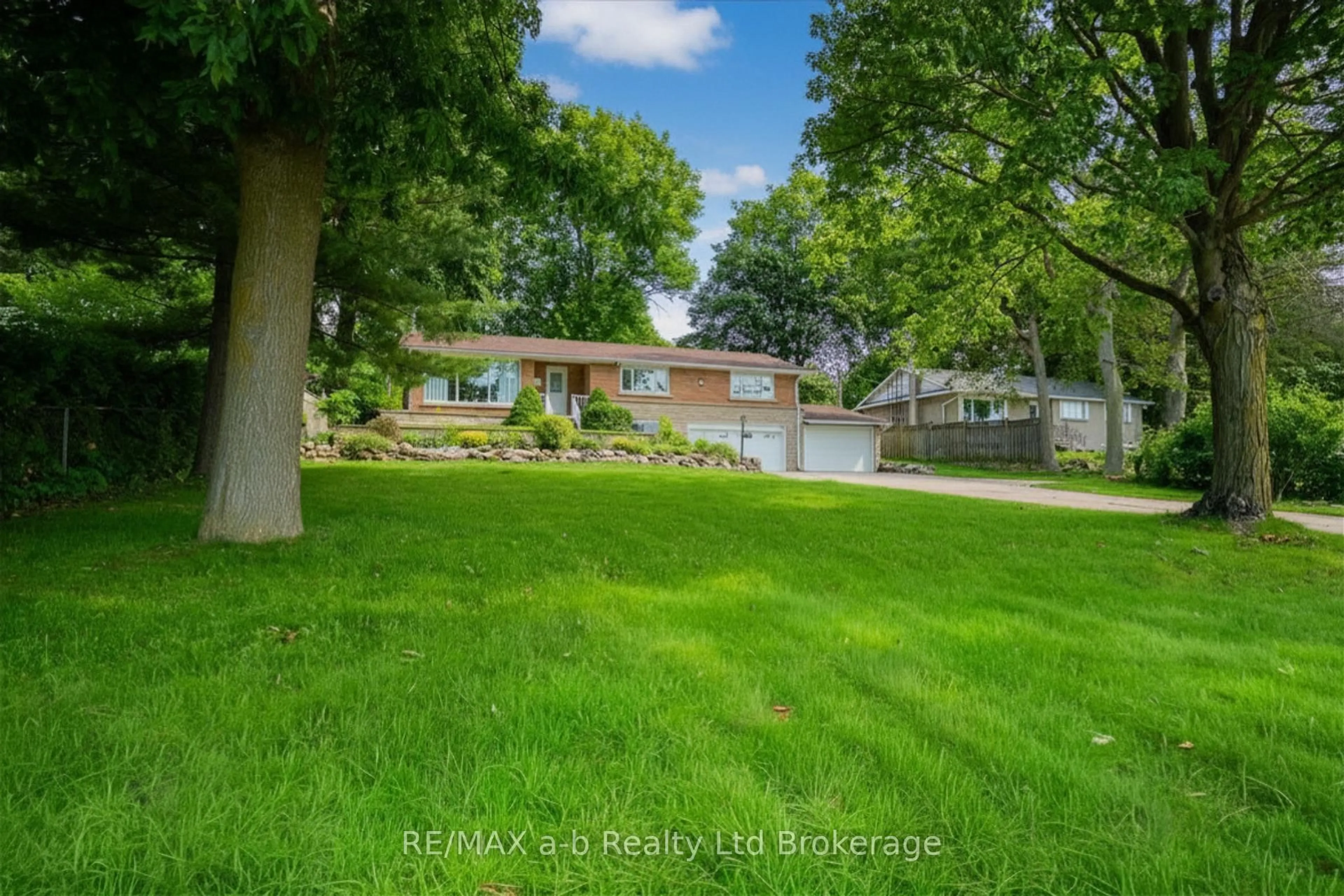 A pic from outside/outdoor area/front of a property/back of a property/a pic from drone, water/lake/river/ocean view for 88 North St, Tillsonburg Ontario N4G 1C3