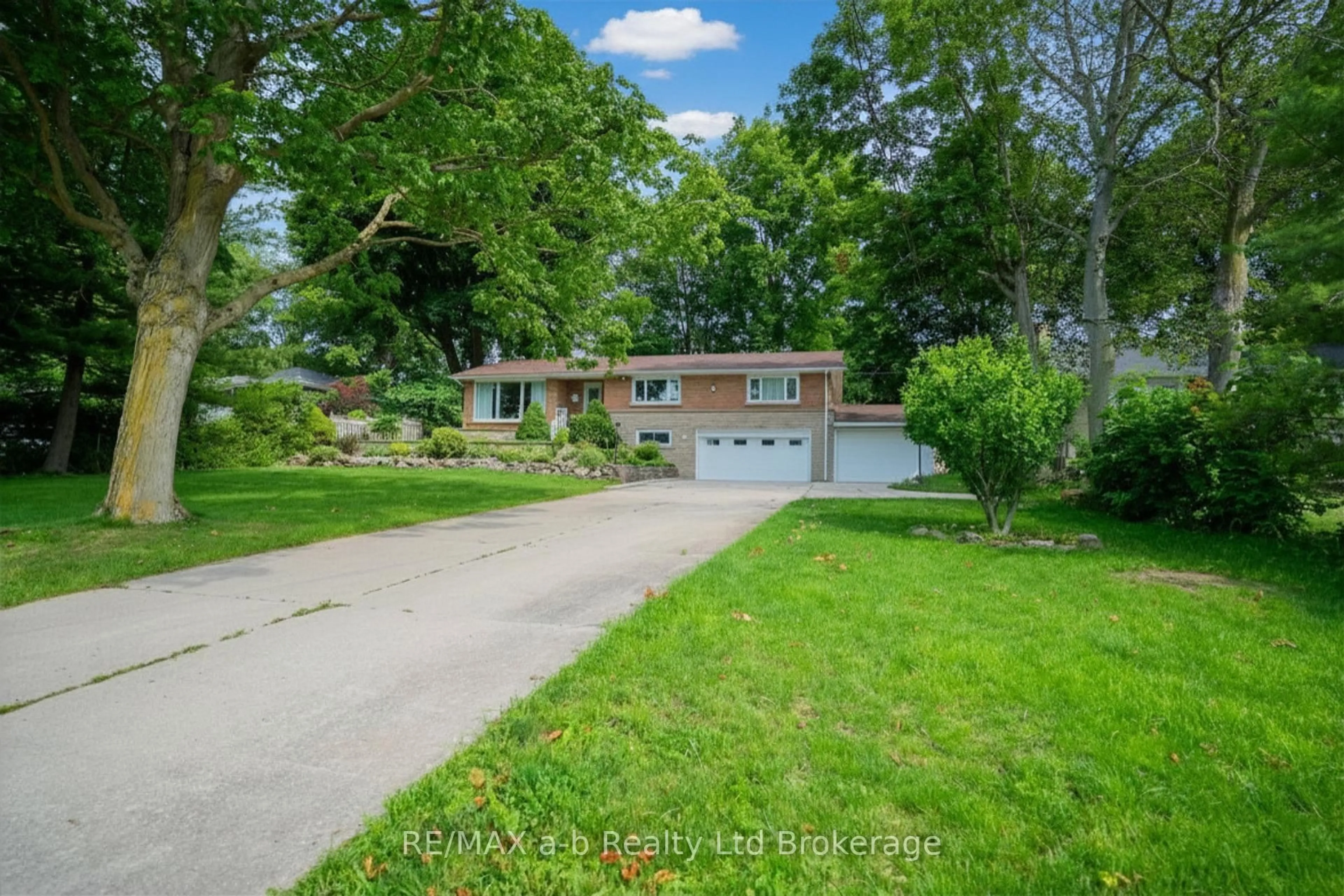 A pic from outside/outdoor area/front of a property/back of a property/a pic from drone, street for 88 North St, Tillsonburg Ontario N4G 1C3
