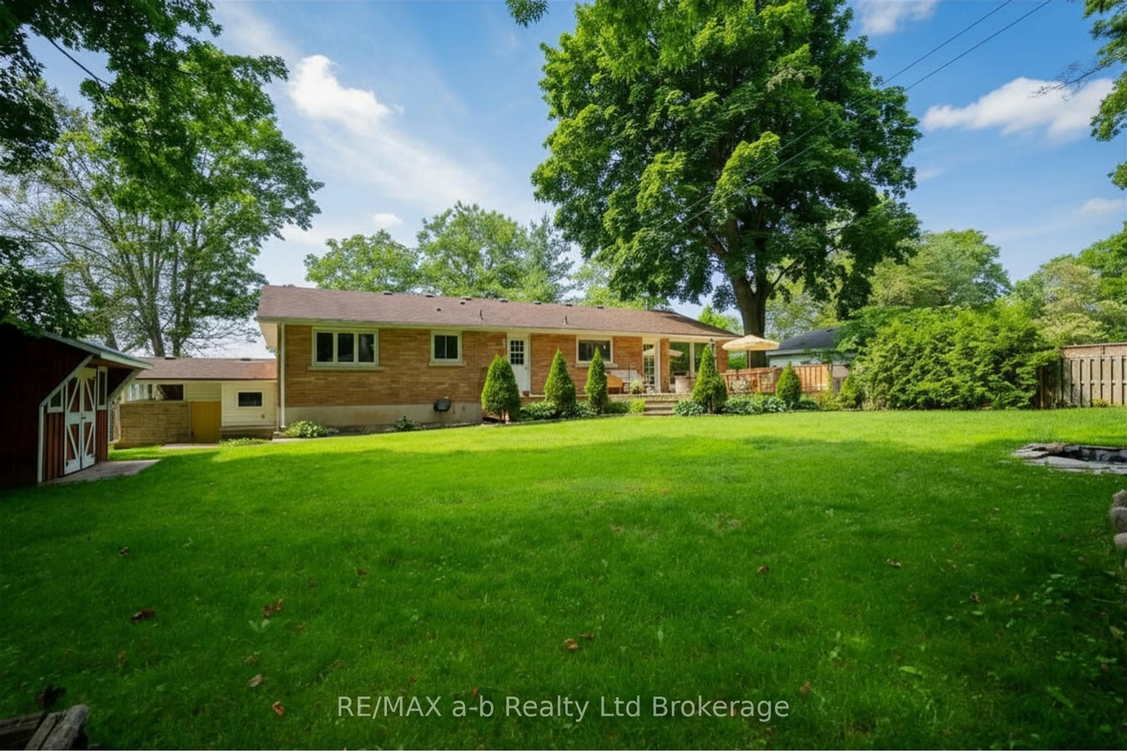 A pic from outside/outdoor area/front of a property/back of a property/a pic from drone, street for 88 North St, Tillsonburg Ontario N4G 1C3