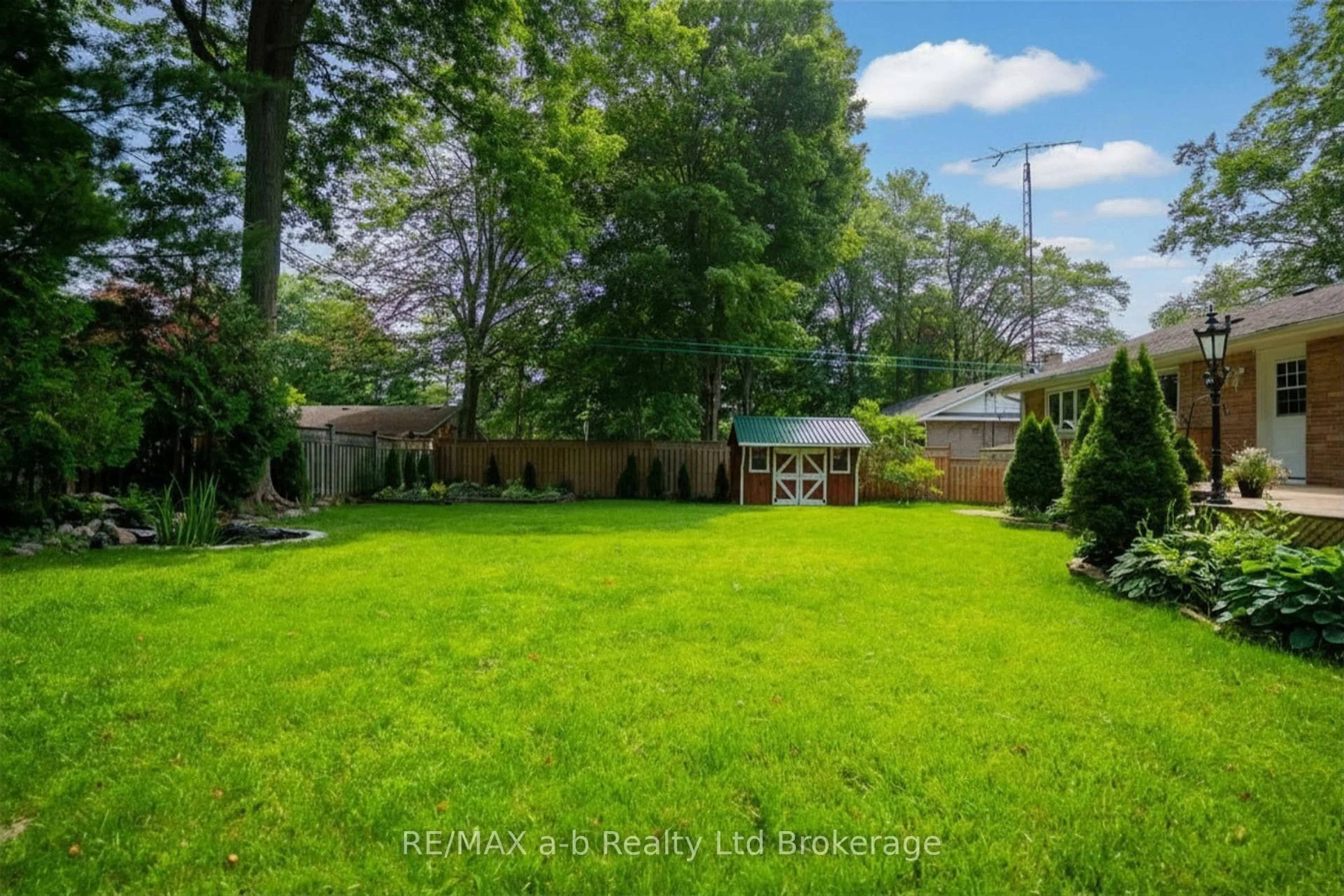 A pic from outside/outdoor area/front of a property/back of a property/a pic from drone, unknown for 88 North St, Tillsonburg Ontario N4G 1C3