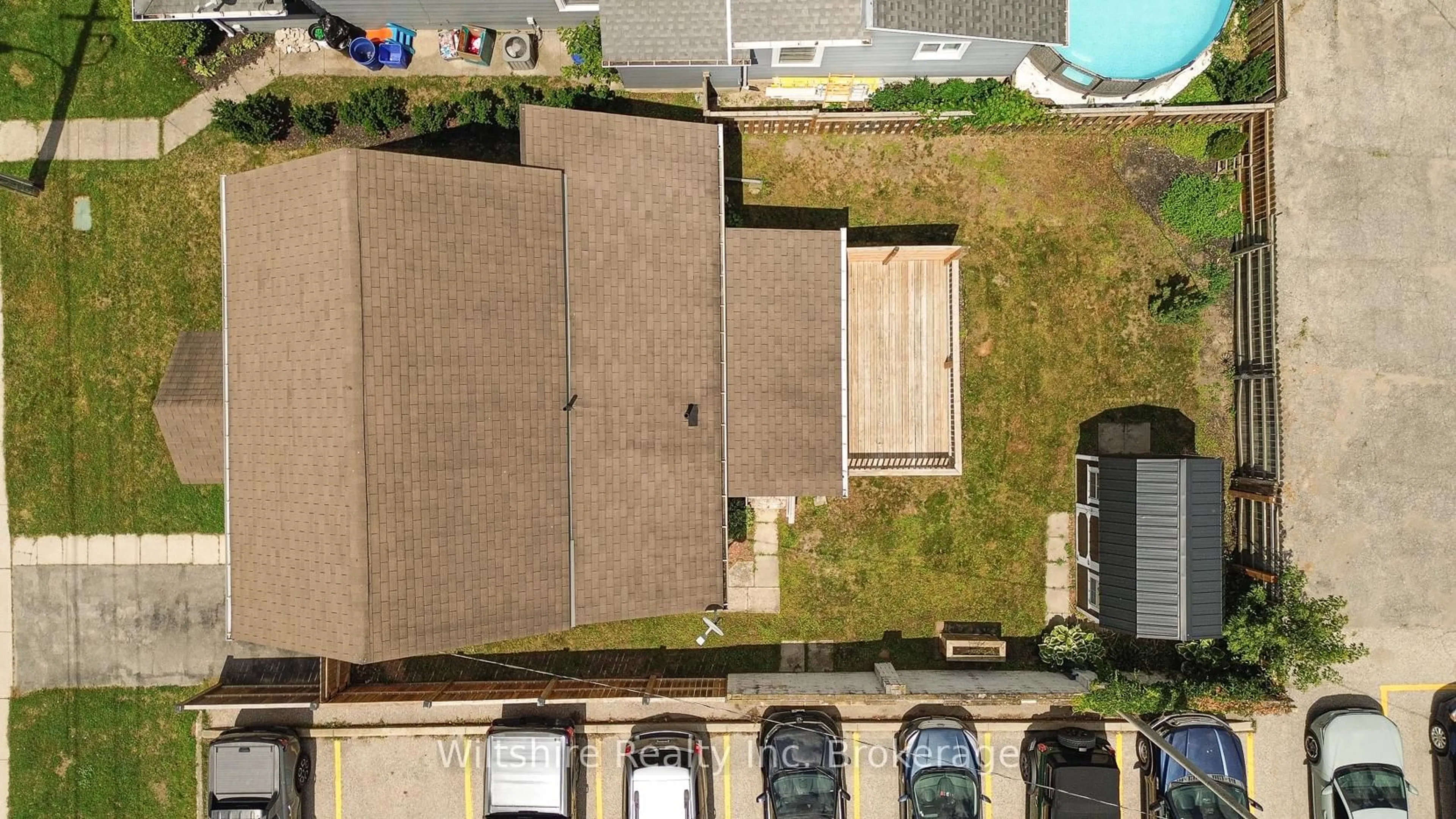A pic from outside/outdoor area/front of a property/back of a property/a pic from drone, building for 52 Bidwell St, Tillsonburg Ontario N4G 3T7