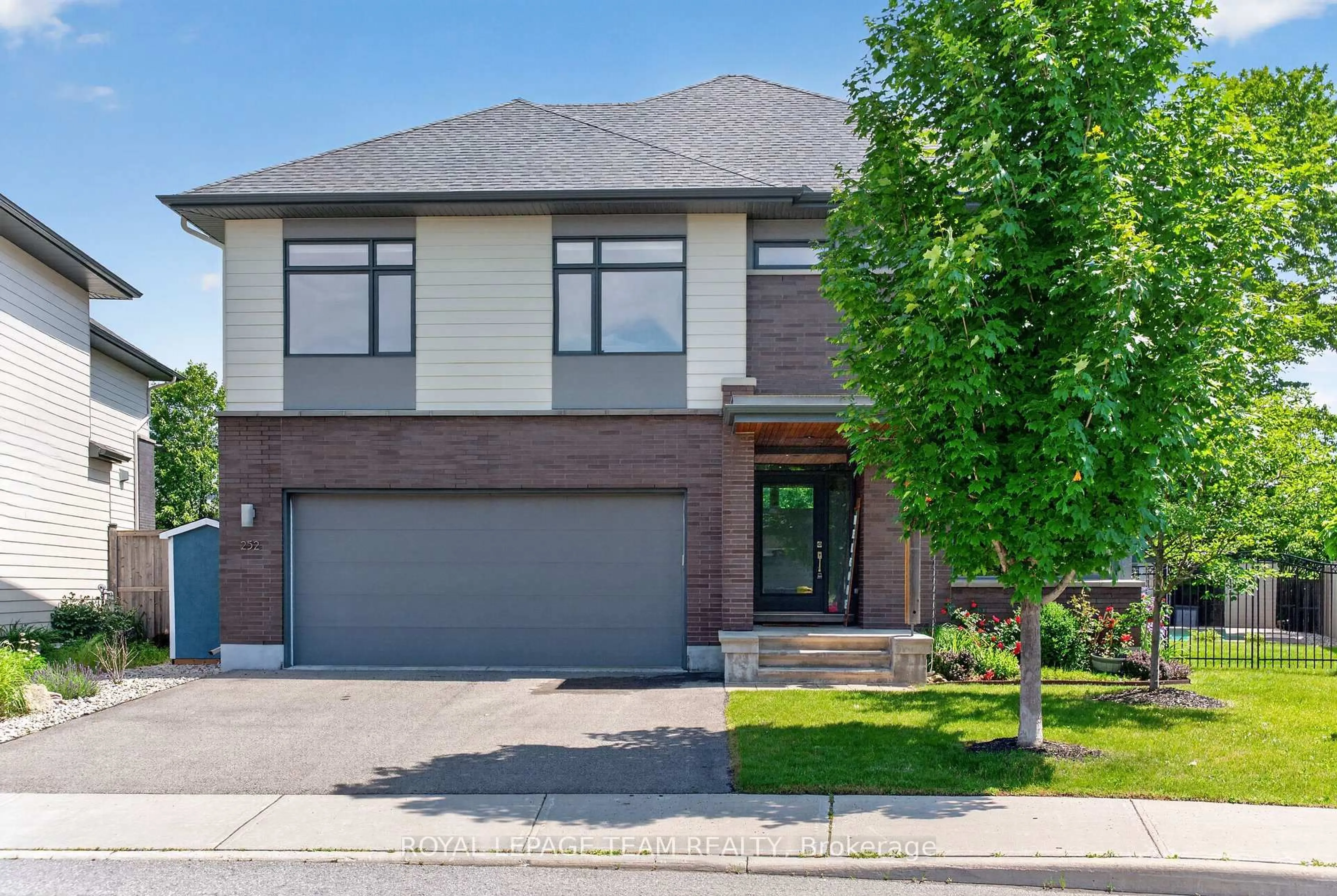 Home with brick exterior material, street for 252 Sunnyridge Cres, Ottawa Ontario K2M 0H3