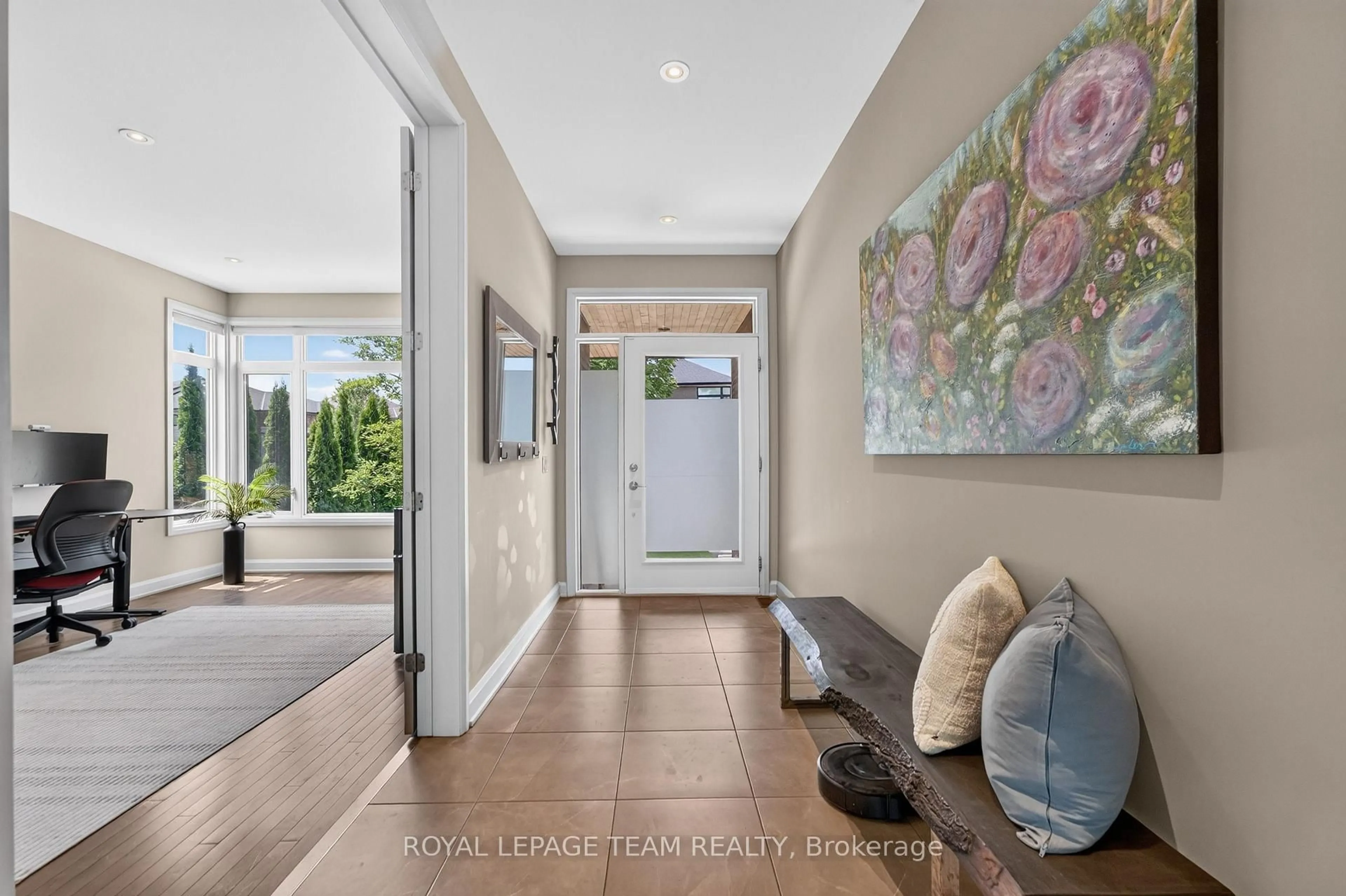 Indoor entryway for 252 Sunnyridge Cres, Ottawa Ontario K2M 0H3