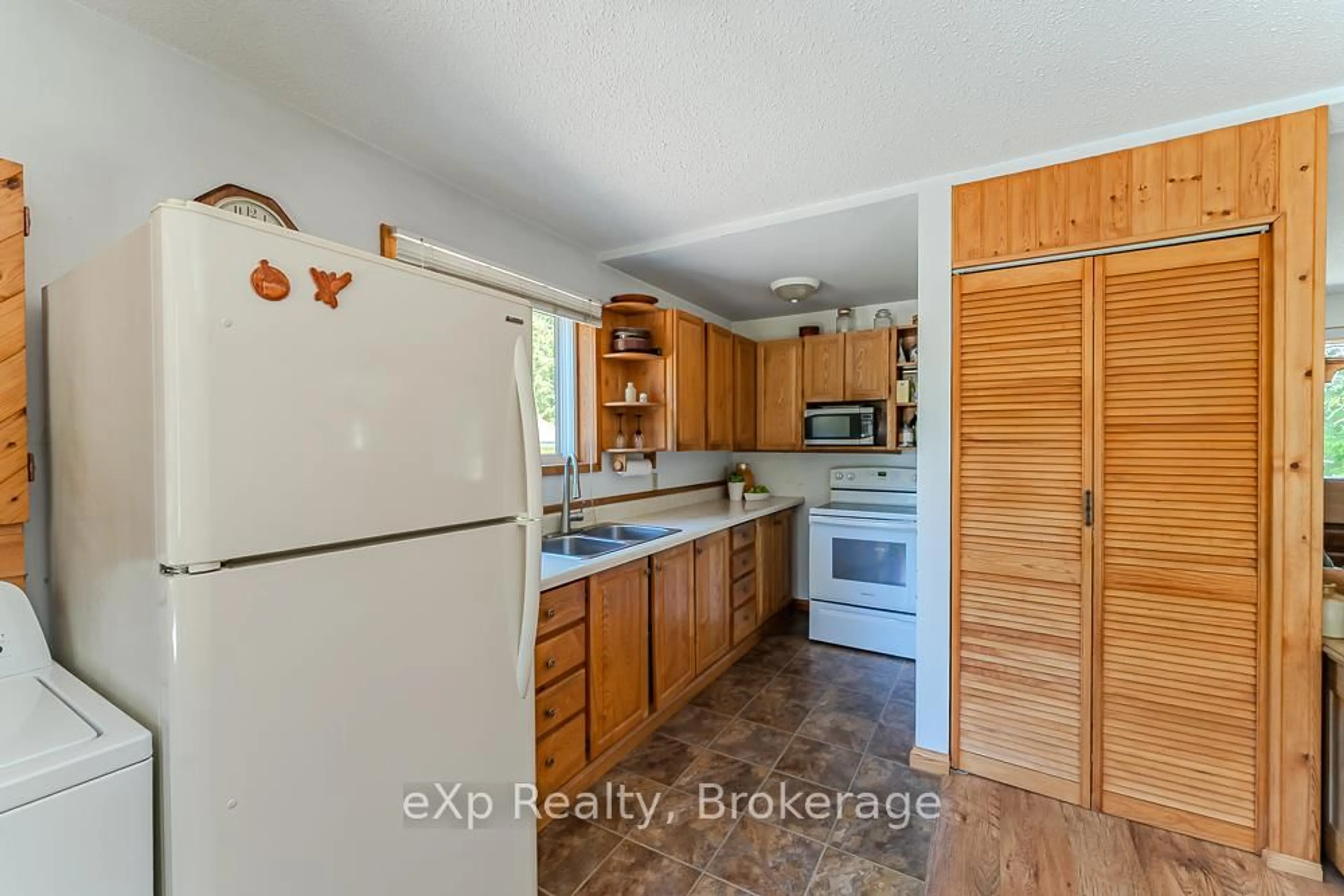 Standard kitchen, ceramic/tile floor for 11 Marigold St, South Bruce Peninsula Ontario N0H 1X0