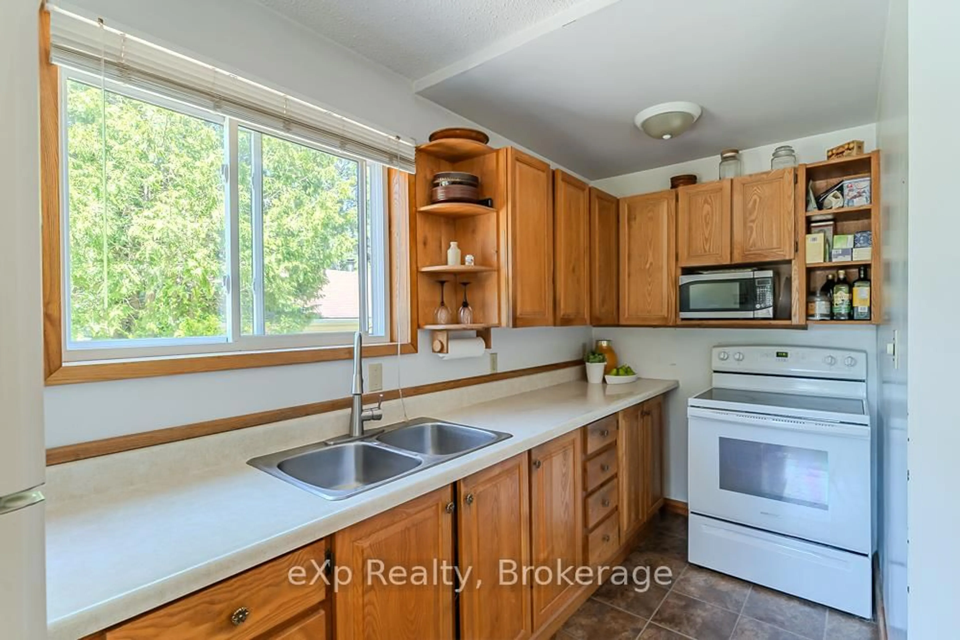 Standard kitchen, ceramic/tile floor for 11 Marigold St, South Bruce Peninsula Ontario N0H 1X0