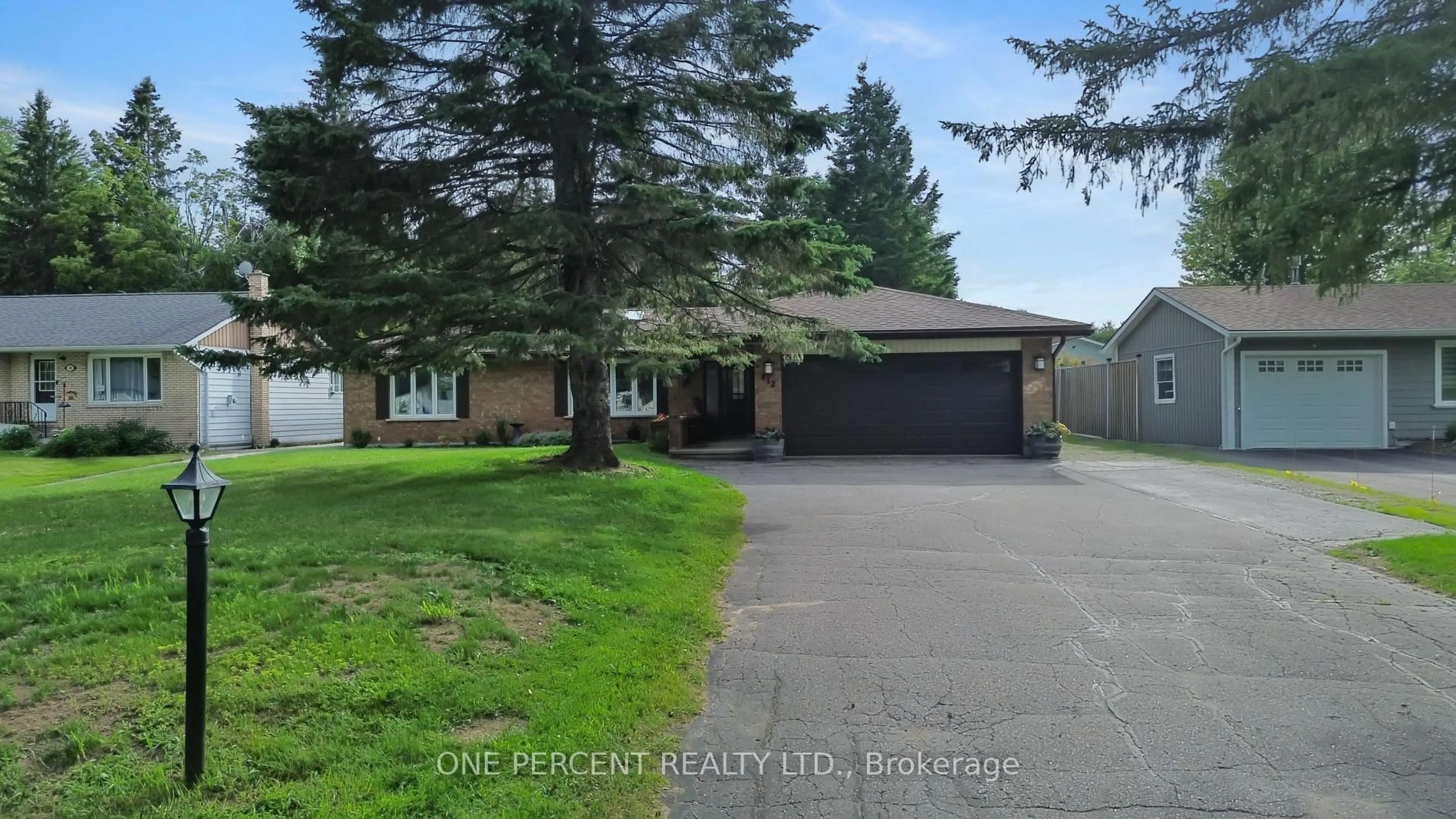 A pic from outside/outdoor area/front of a property/back of a property/a pic from drone, street for 412 MANITOBA St, Bracebridge Ontario P0B 1C0