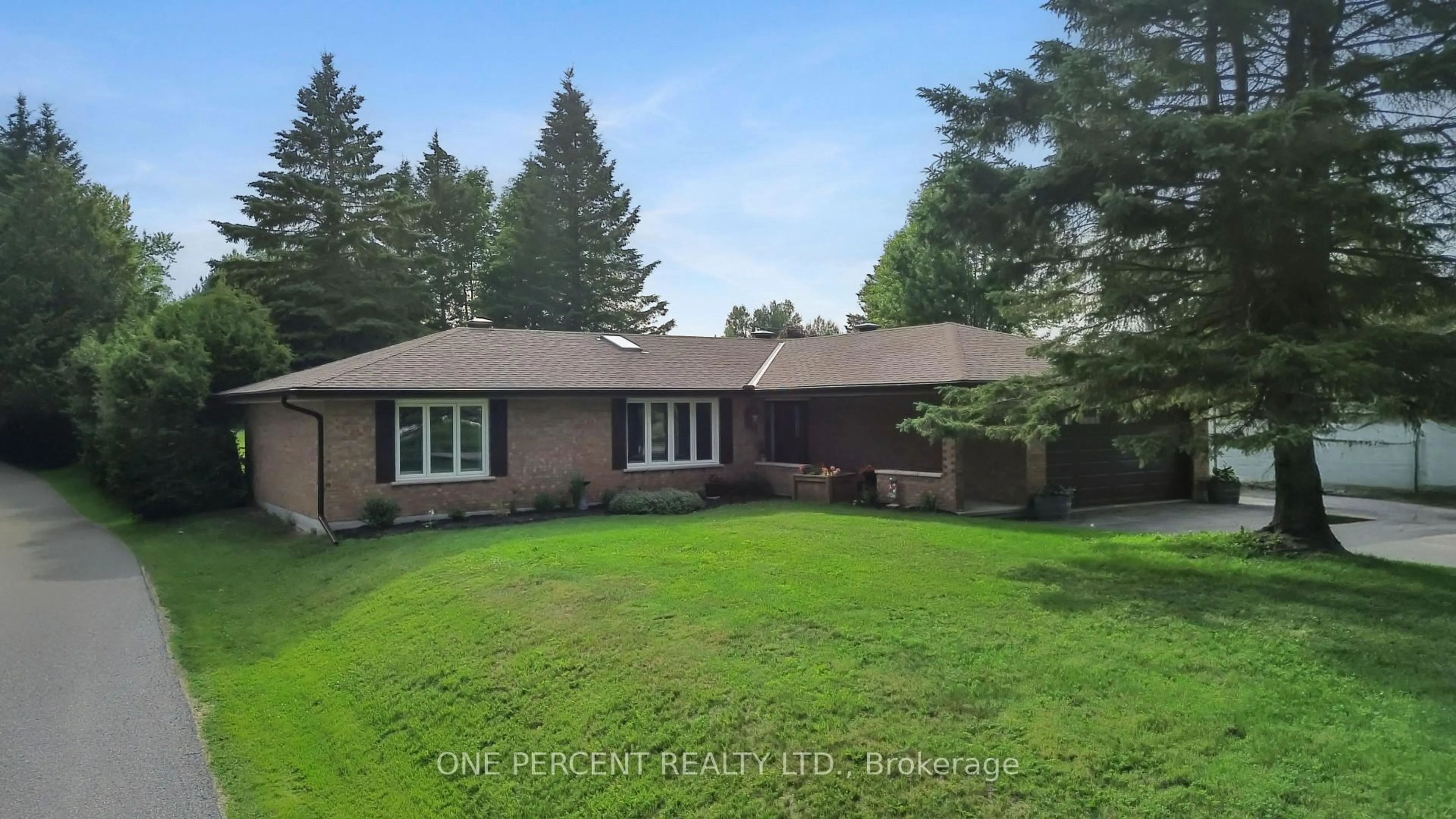 A pic from outside/outdoor area/front of a property/back of a property/a pic from drone, unknown for 412 MANITOBA St, Bracebridge Ontario P0B 1C0