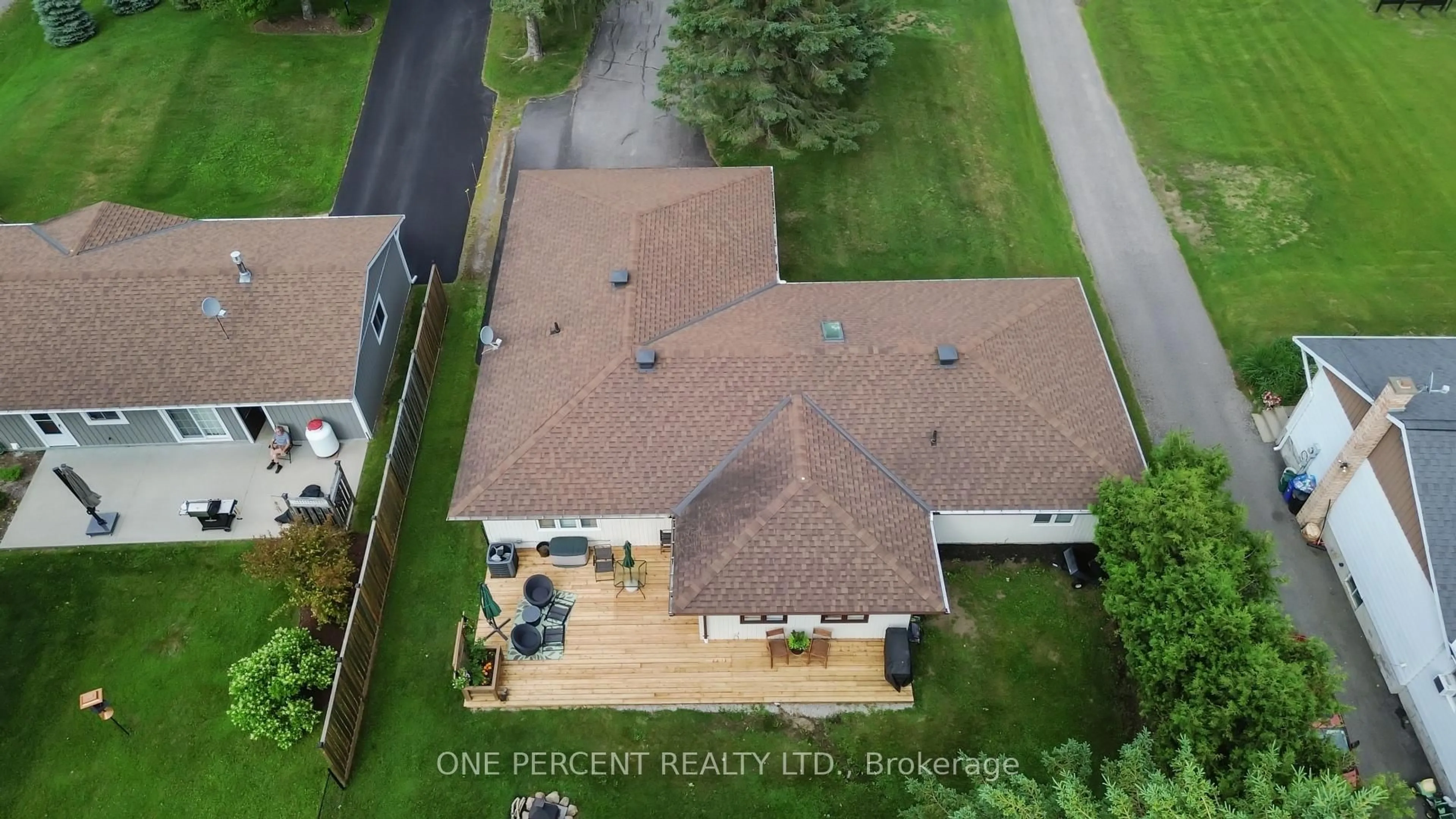 A pic from outside/outdoor area/front of a property/back of a property/a pic from drone, street for 412 MANITOBA St, Bracebridge Ontario P0B 1C0