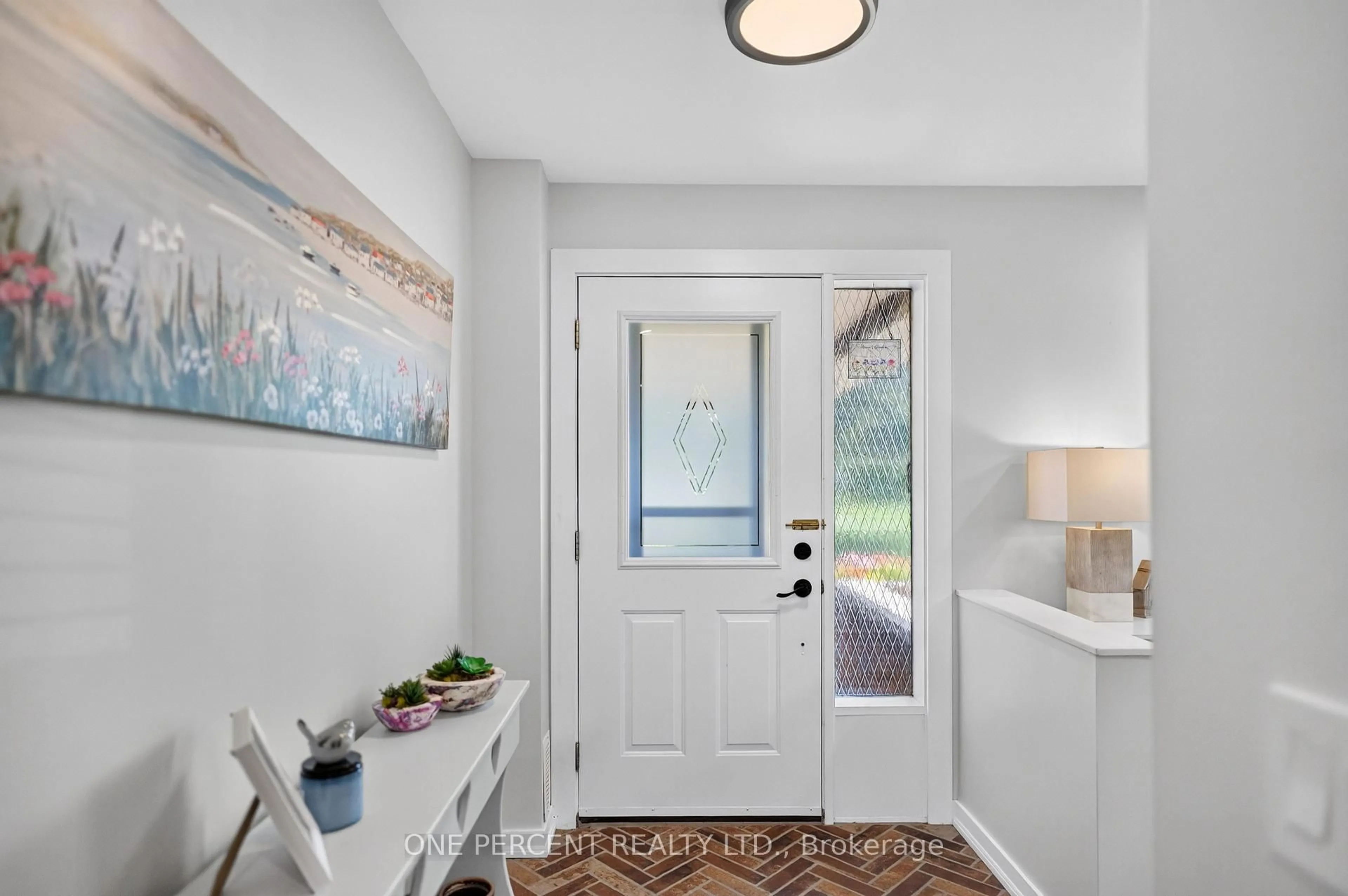 Indoor entryway for 412 MANITOBA St, Bracebridge Ontario P0B 1C0