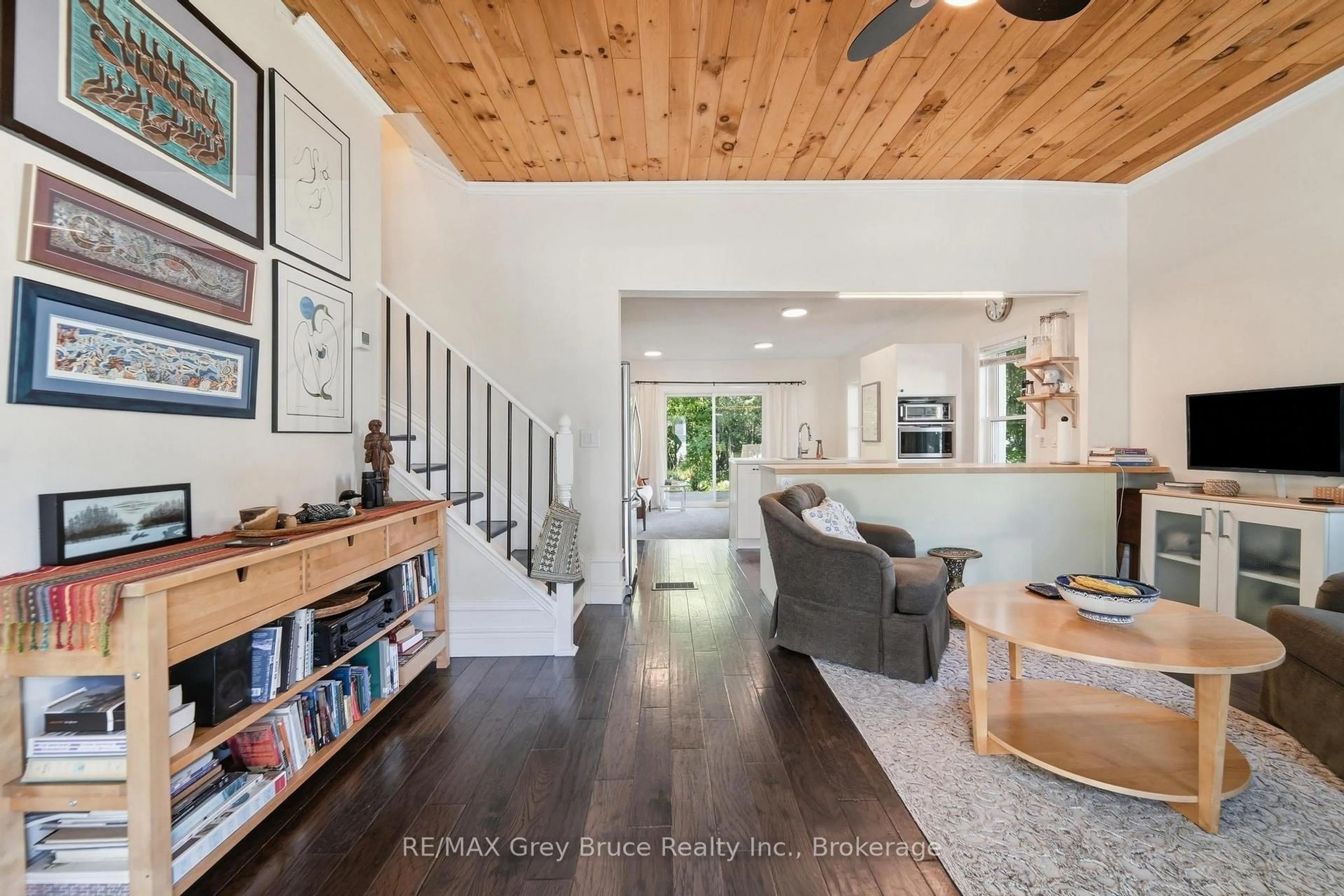 Indoor entryway for 49 5th St, Arran-Elderslie Ontario N0G 1L0