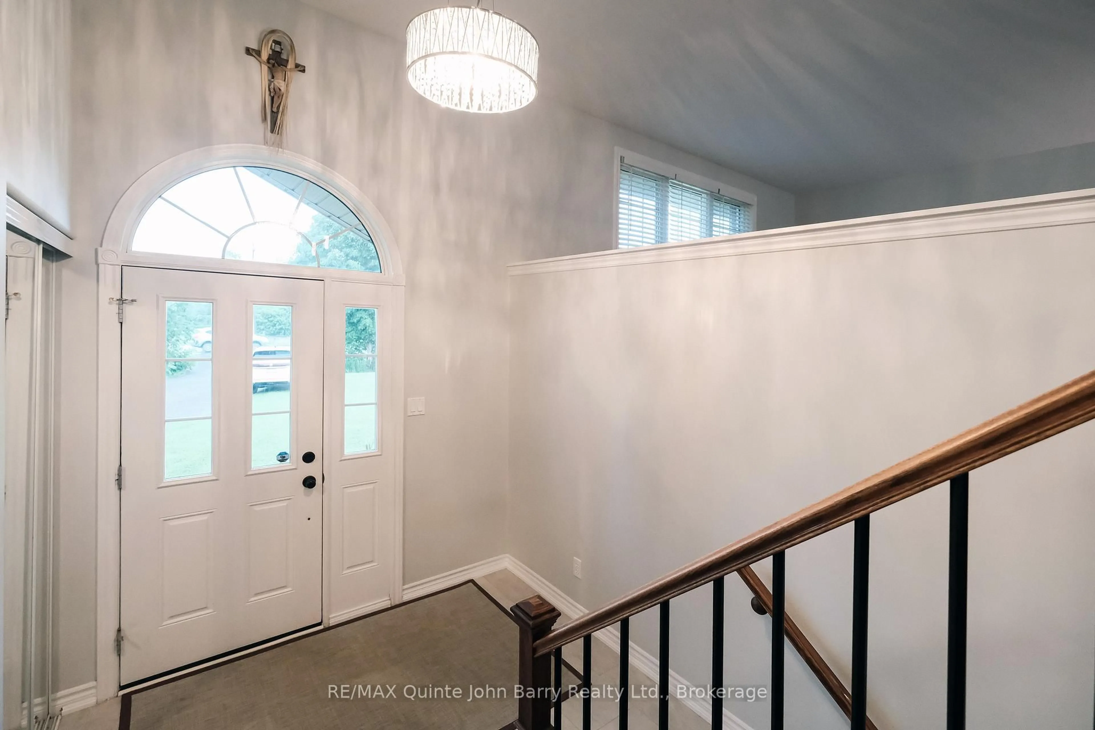 Indoor entryway for 16566 Highway 2, Trenton Ontario K8V 5P7