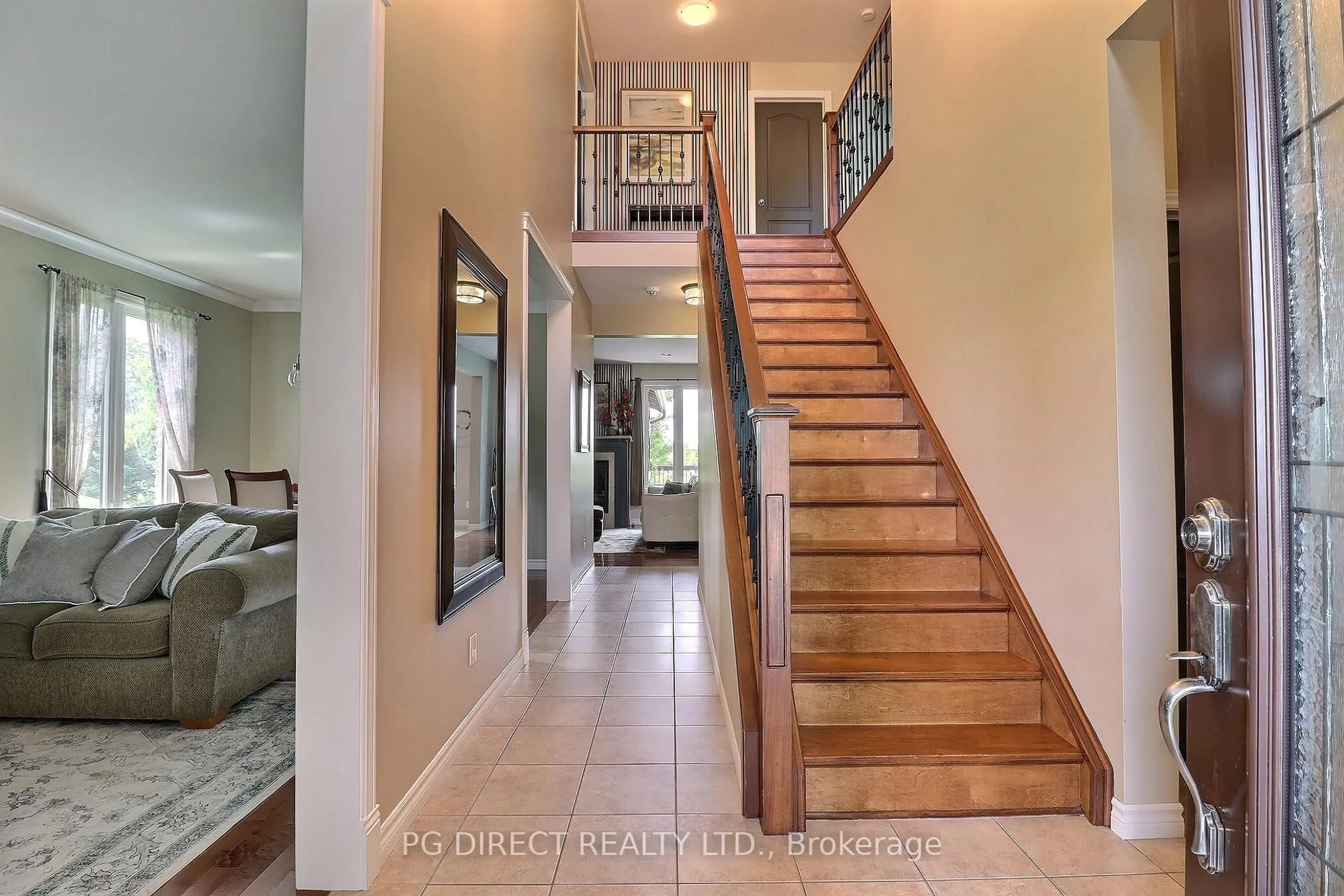Indoor entryway for 1040 Hanson Cres, London North Ontario N6G 0B9