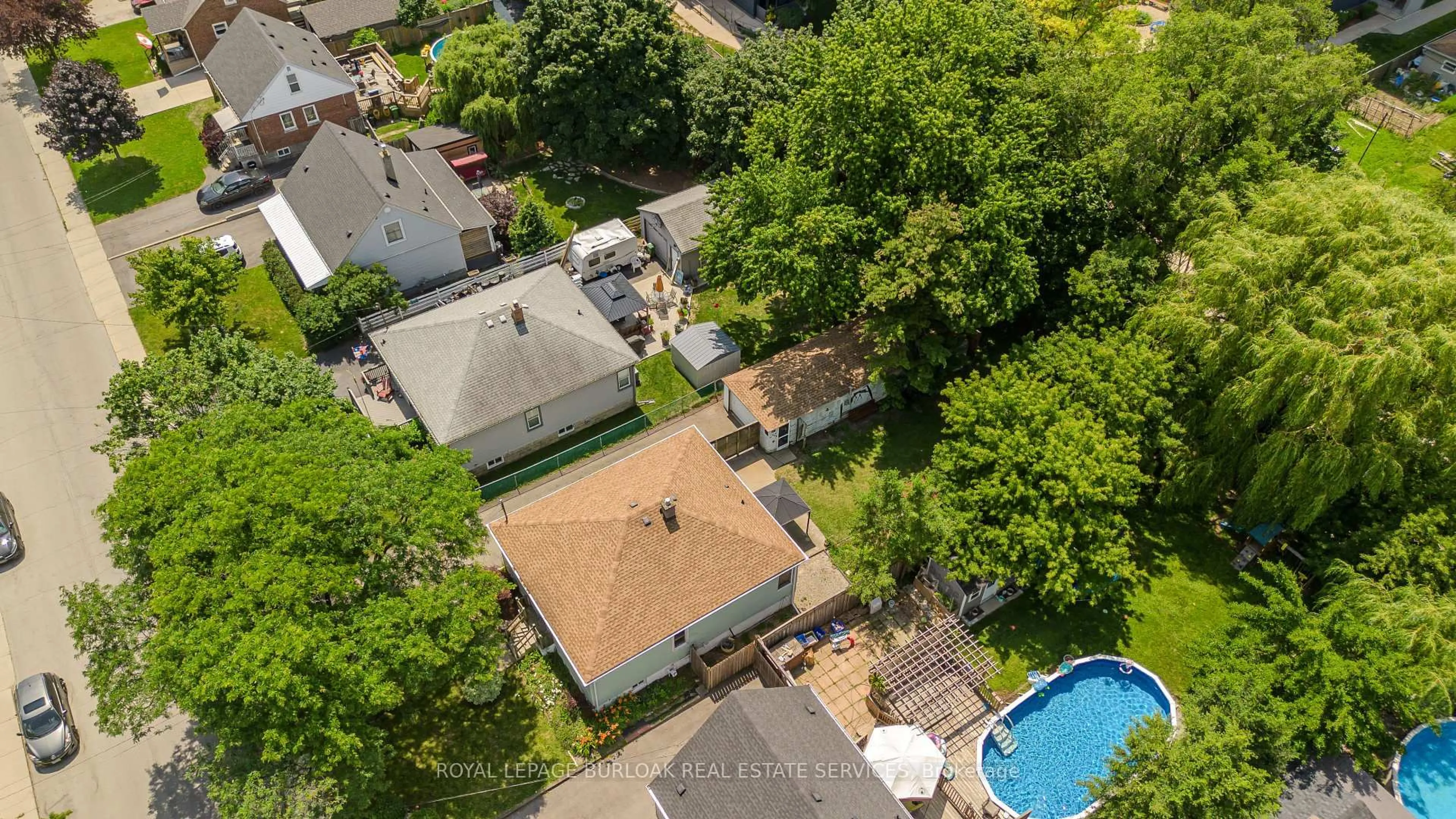 A pic from outside/outdoor area/front of a property/back of a property/a pic from drone, city buildings view from balcony for 456 East 42nd St, Hamilton Ontario L8T 3B3
