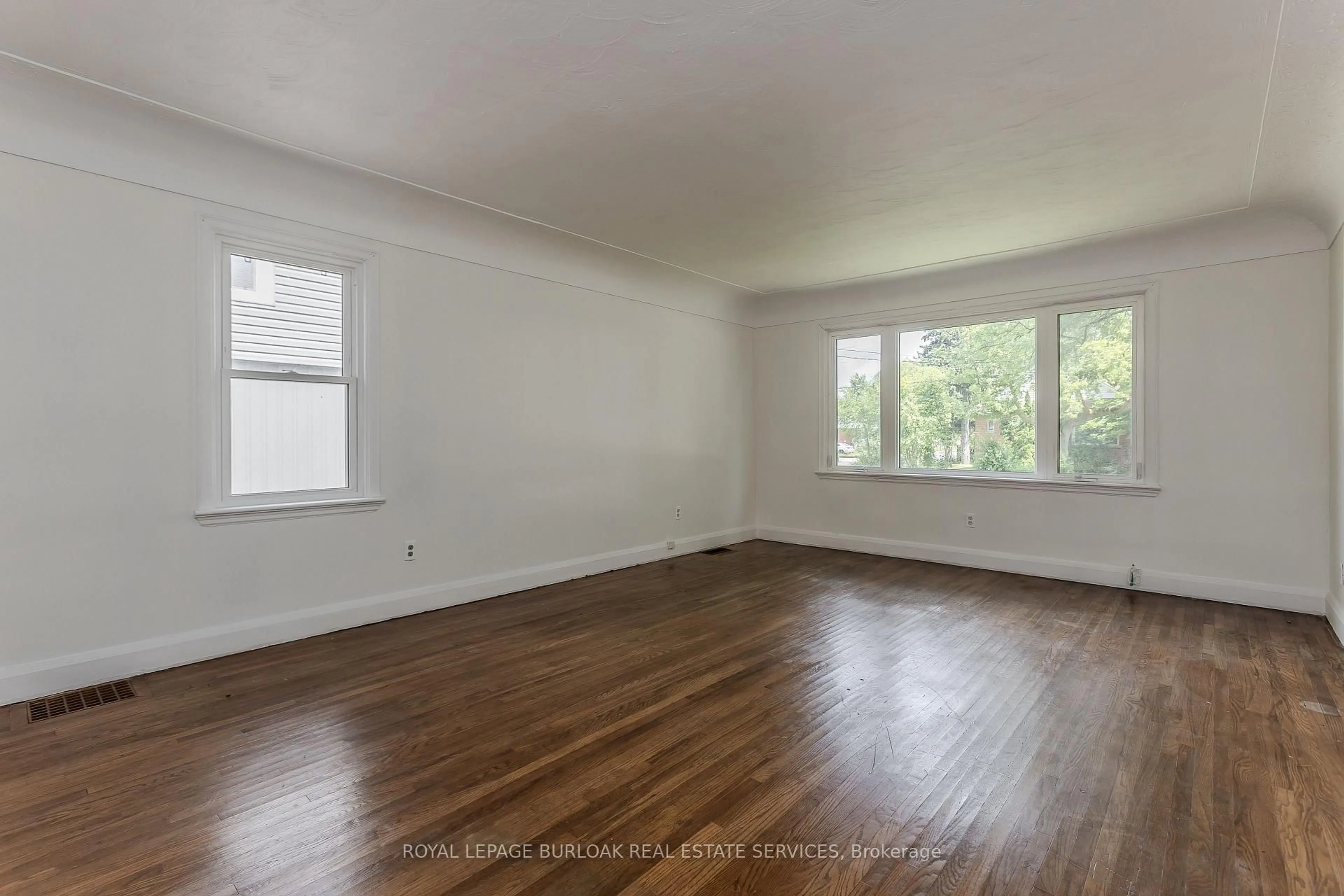 A pic of a room for 456 East 42nd St, Hamilton Ontario L8T 3B3